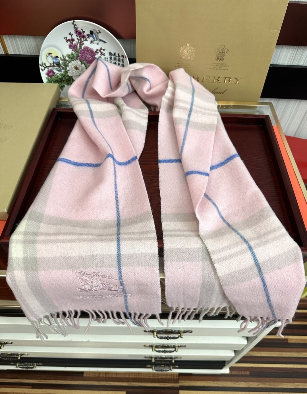 巴宝莉2026。最新款💖【经典格子战马】男女通用情侣👫款，永不过时，上身效果非常棒👍质感醇尚的苏格兰风格💕采用纯羊绒面料