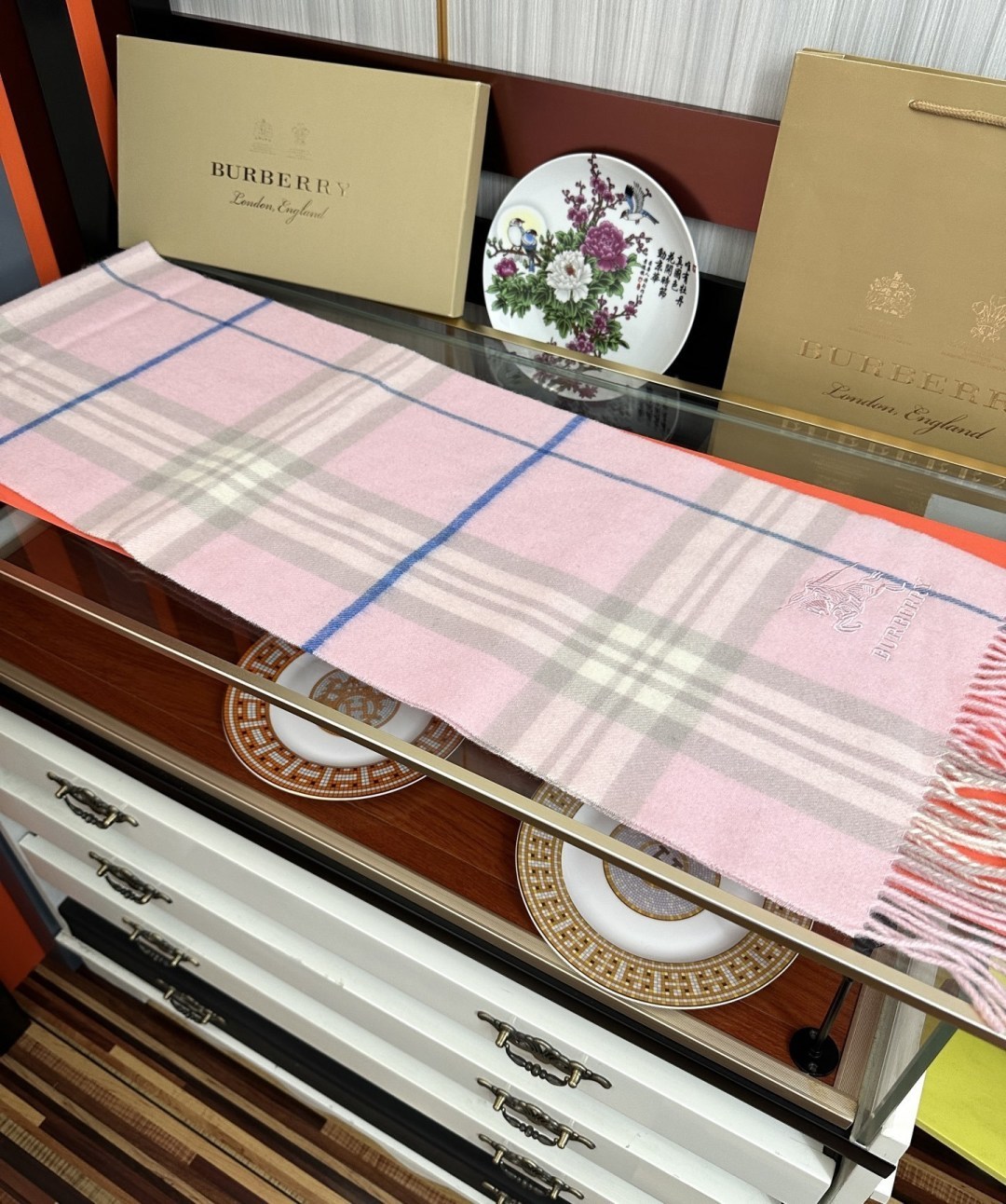 巴宝莉2026。最新款💖【经典格子战马】男女通用情侣👫款，永不过时，上身效果非常棒👍质感醇尚的苏格兰风格💕采用纯羊绒面料