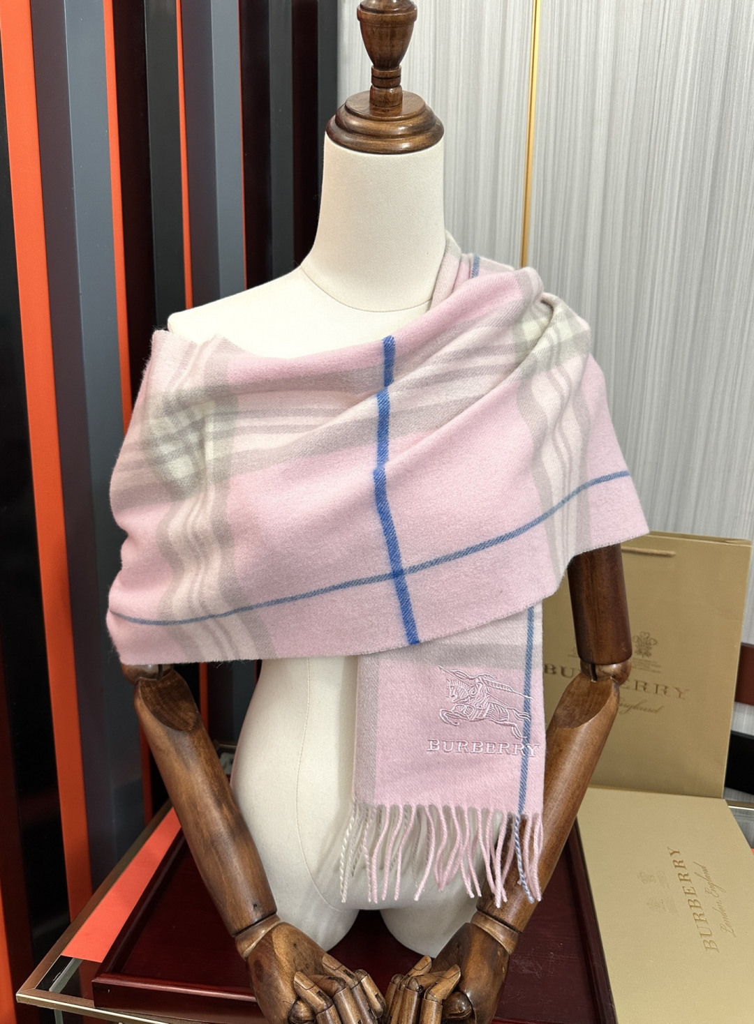 巴宝莉2026。最新款💖【经典格子战马】男女通用情侣👫款，永不过时，上身效果非常棒👍质感醇尚的苏格兰风格💕采用纯羊绒面料