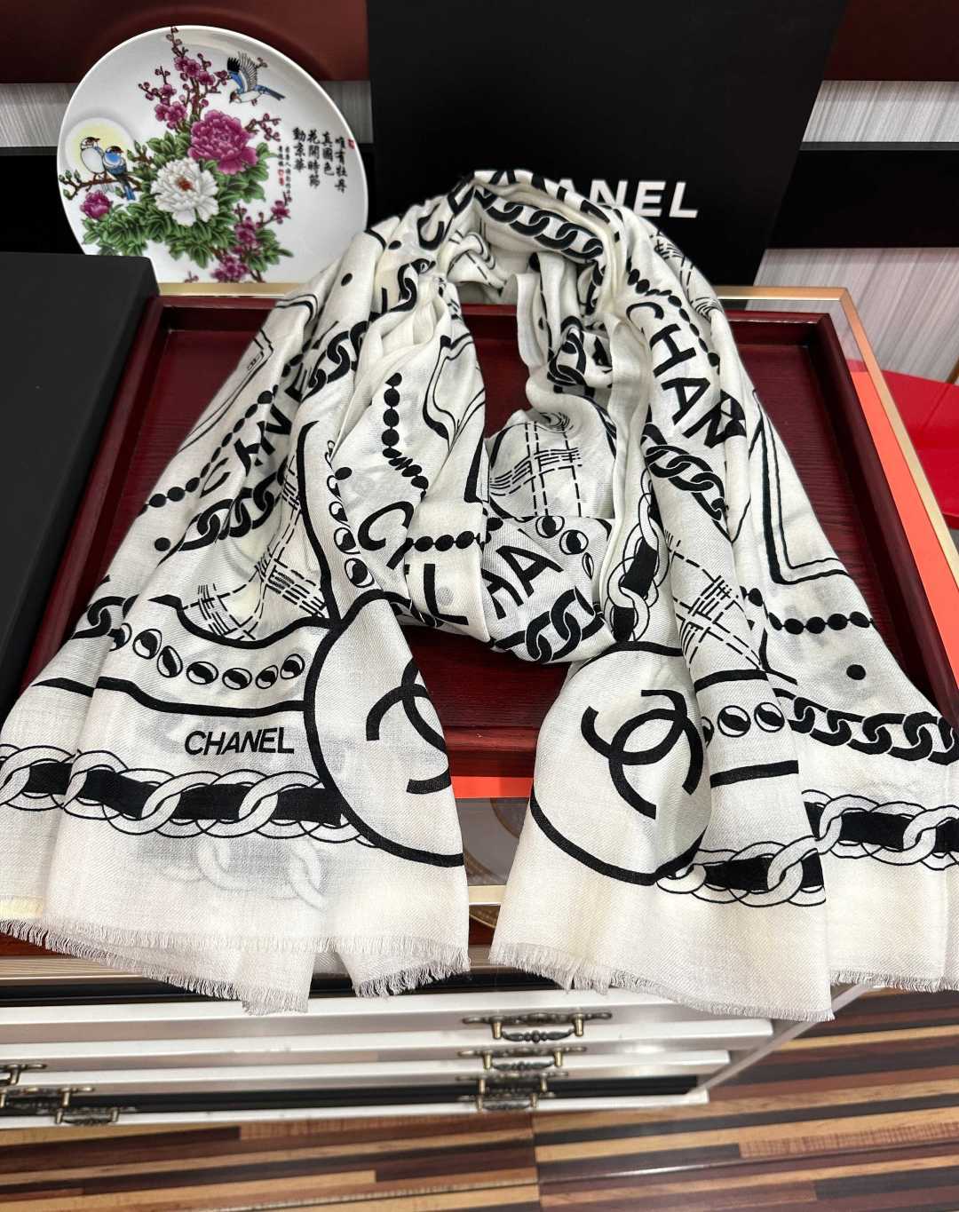 上新 小香 2026 最新款[得意]真心赞👍【羊绒长巾】😘💍实物真心美 🎀披肩配以印花💓💃🏻无论设计喷绘都是非常到位☀️