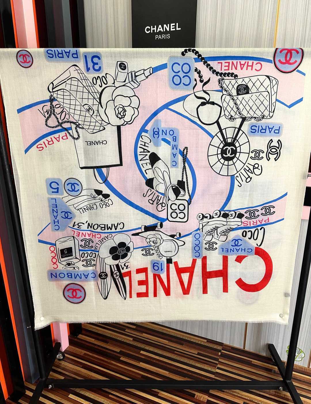 新款 重磅推荐 小香2026 最新款 香奶奶顶级设计太美了，真心赞👍😘💍实物真心美 🎀披肩配以印花💓💃🏻无论设计喷绘都是