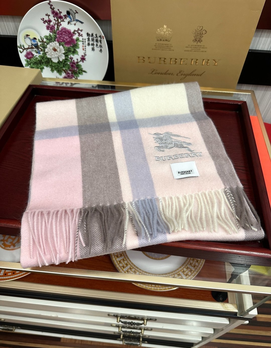 85%山羊绒  2026巴宝莉【刺绣战马】采用内蒙古顶级山羊绒 最新款男女通用情侣款👫重磅推荐💥 经典的格子，永不过时。