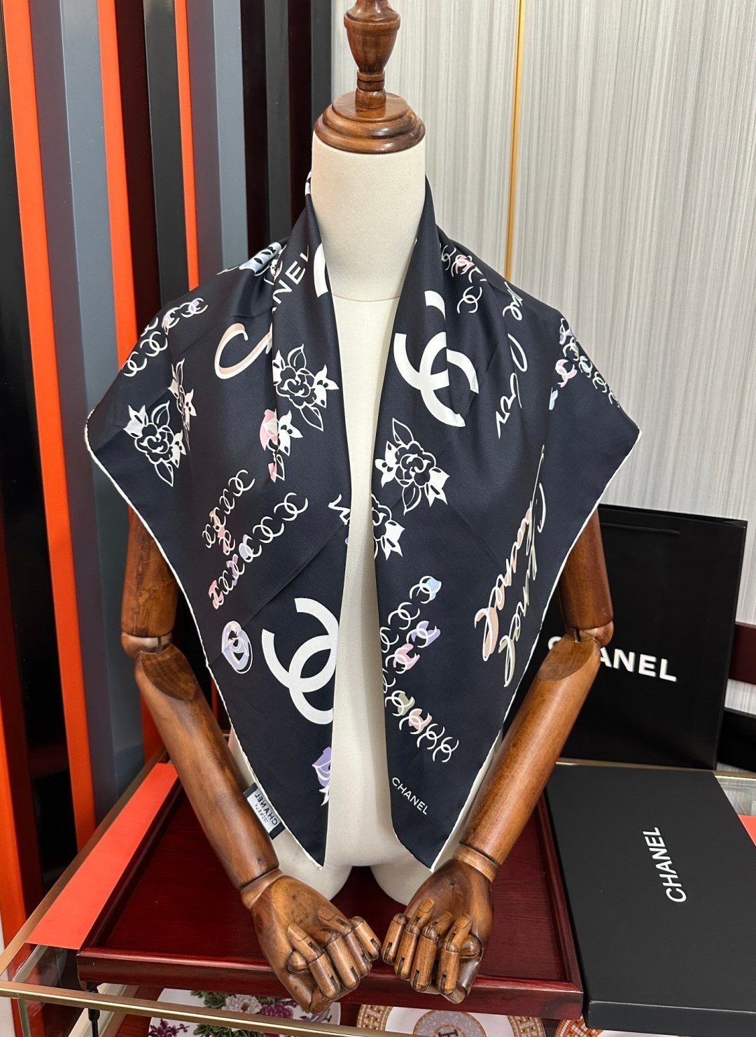 双面同色 香奈儿18姆米 高版本👍香奶奶永远都是比较经典[發]一条印有字母Logo交织图案巧妙搭配[得意]简直太美了[呲