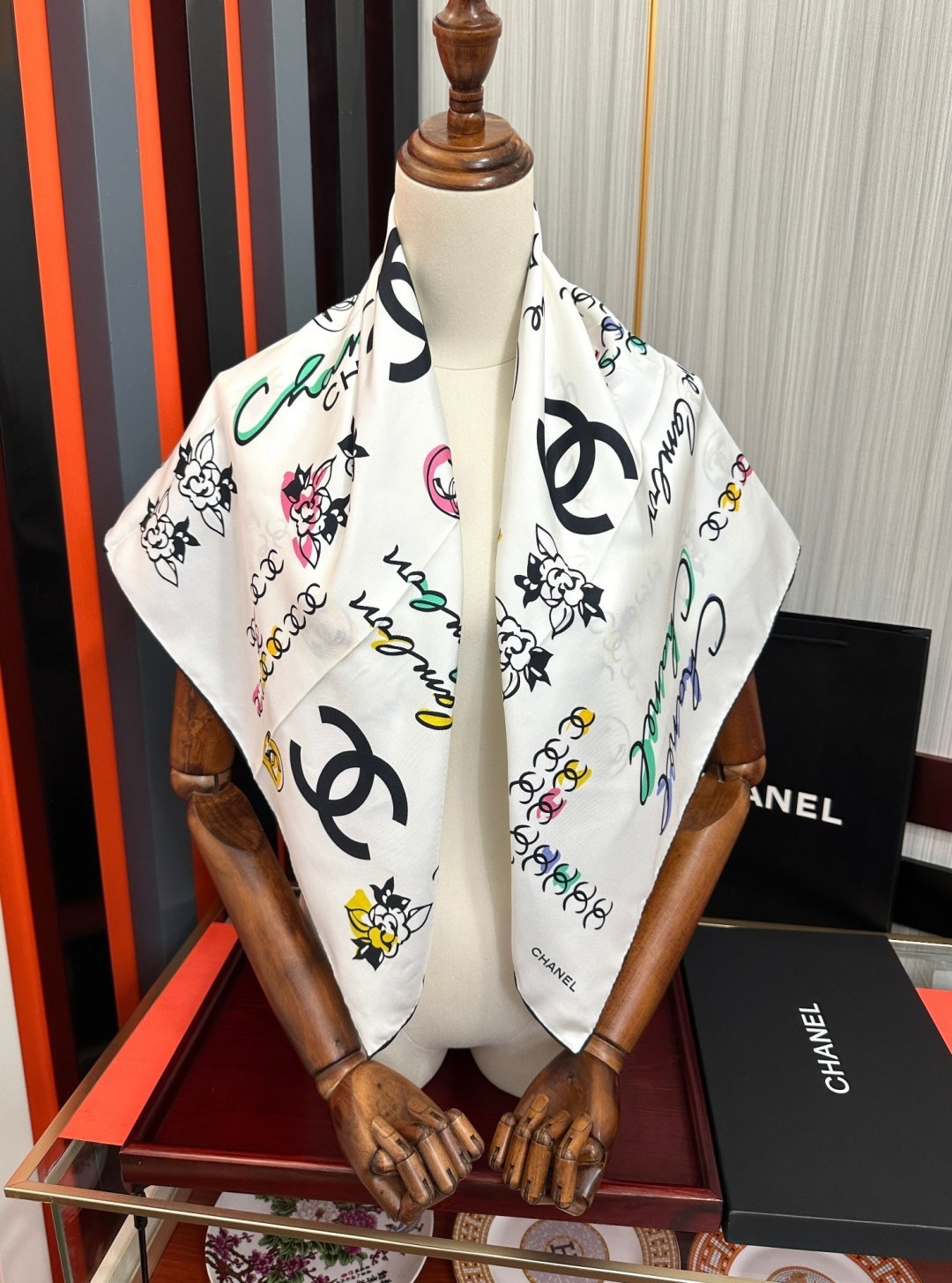 双面同色 香奈儿18姆米 高版本👍香奶奶永远都是比较经典[發]一条印有字母Logo交织图案巧妙搭配[得意]简直太美了[呲