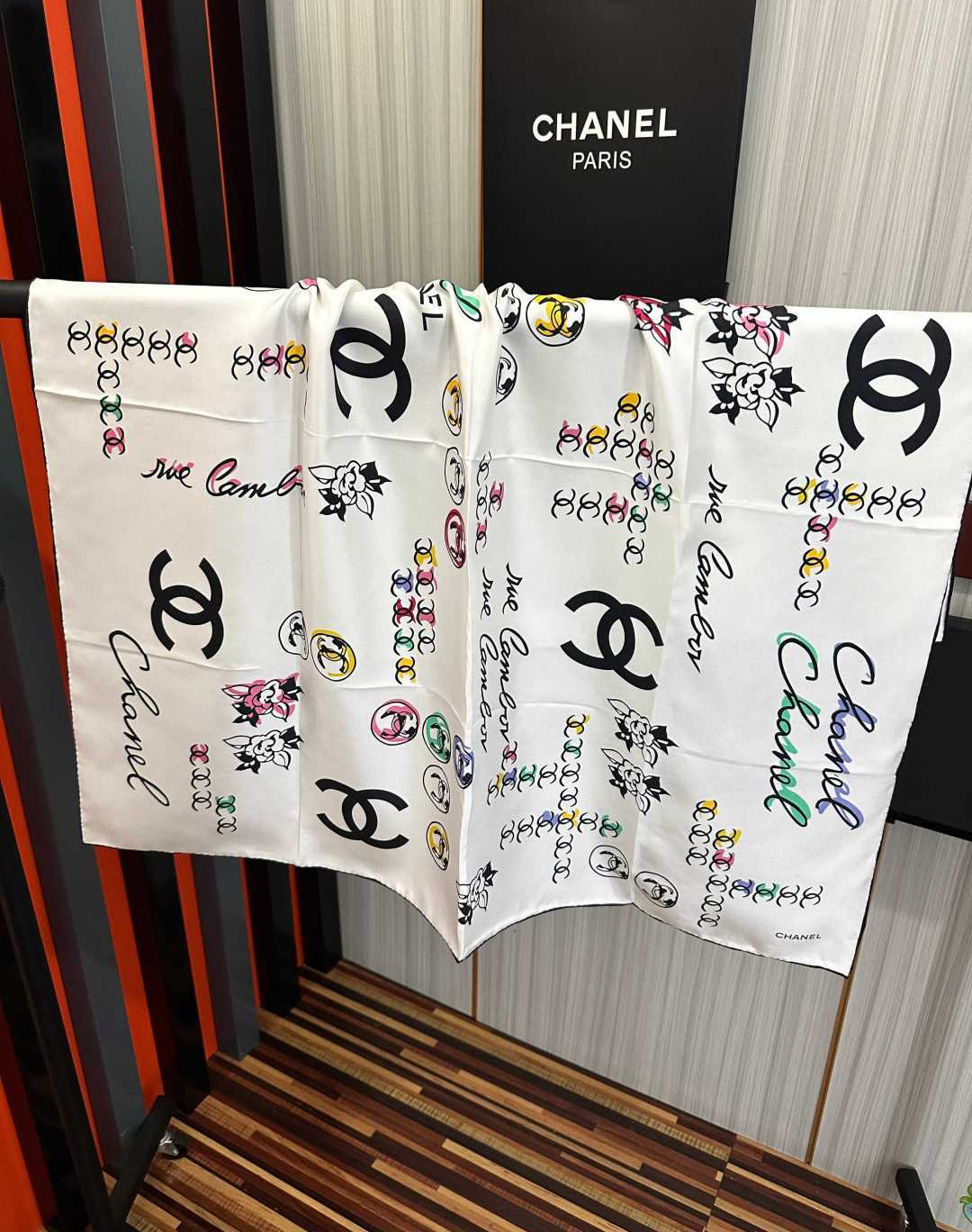 双面同色 香奈儿18姆米 高版本👍香奶奶永远都是比较经典[發]一条印有字母Logo交织图案巧妙搭配[得意]简直太美了[呲