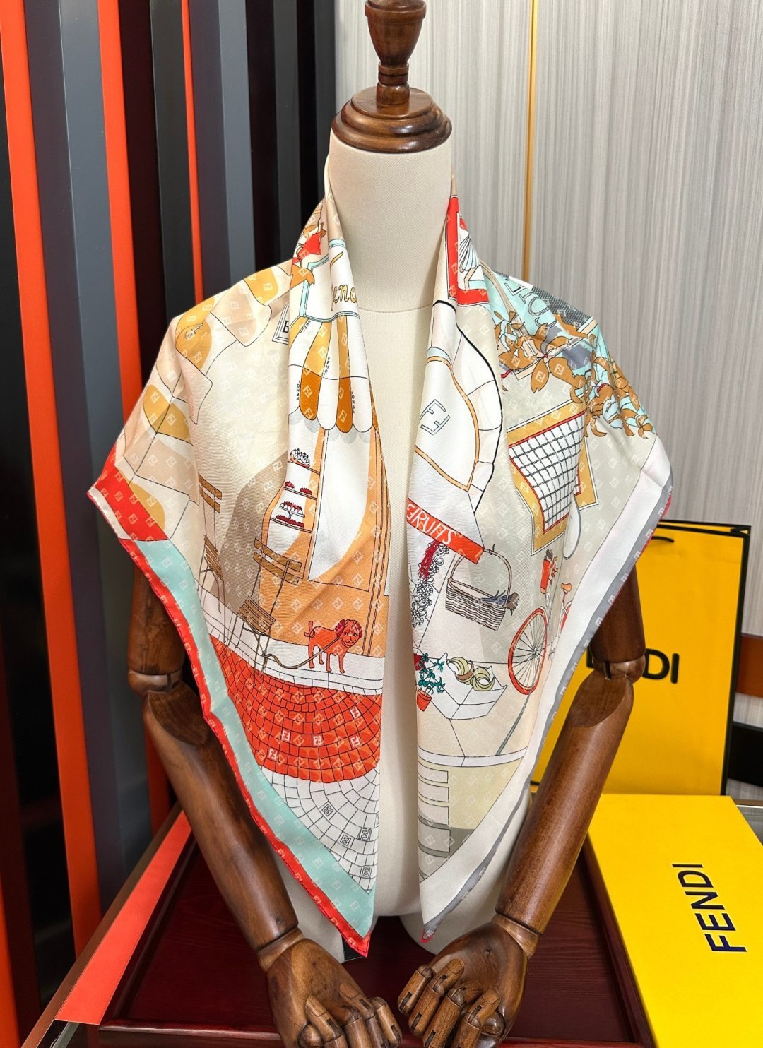新款2026Fendi 围巾 采用定制的“Walking around Rome”图案[庆祝]灵感源自罗马的历史街区[發