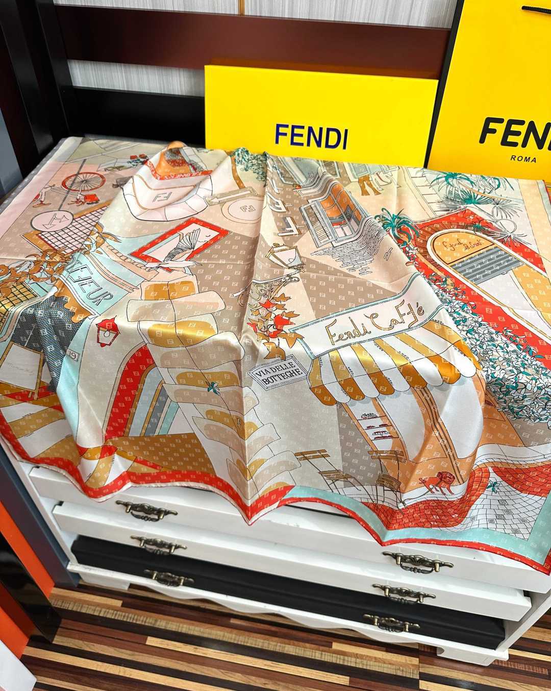 新款2026Fendi 围巾 采用定制的“Walking around Rome”图案[庆祝]灵感源自罗马的历史街区[發