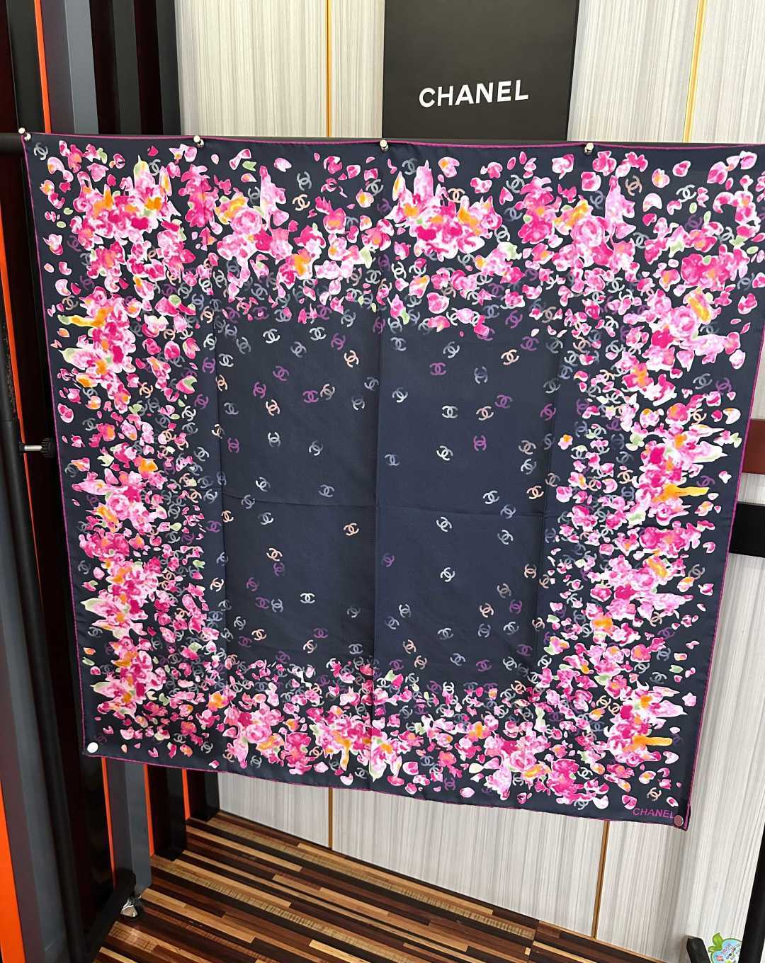 香奈儿 2026【CC花卉】官网同步 薰衣草紫💜其繁花设计和晕染手法展现了典雅与浪漫的气质[得意]彩色字母的点缀为丝巾增