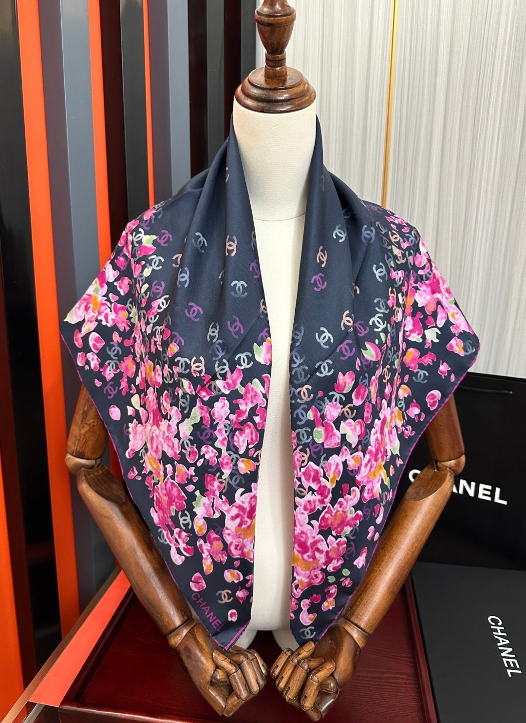 香奈儿 2026【CC花卉】官网同步 薰衣草紫💜其繁花设计和晕染手法展现了典雅与浪漫的气质[得意]彩色字母的点缀为丝巾增