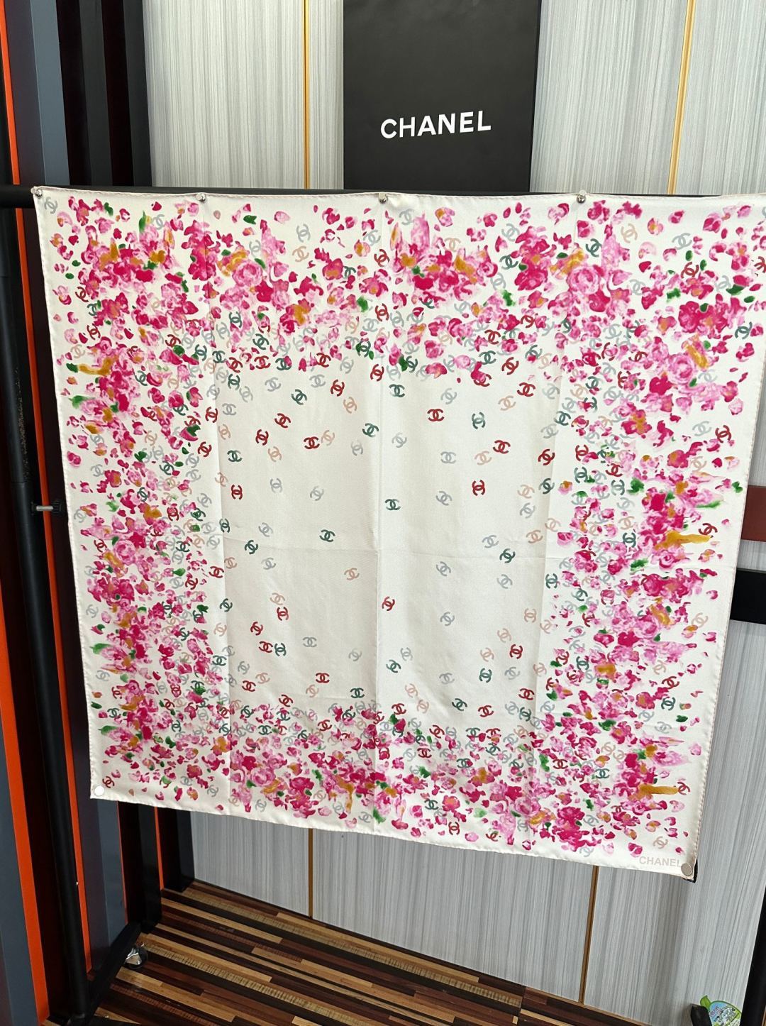 香奈儿 2026【CC花卉】官网同步 薰衣草紫💜其繁花设计和晕染手法展现了典雅与浪漫的气质[得意]彩色字母的点缀为丝巾增