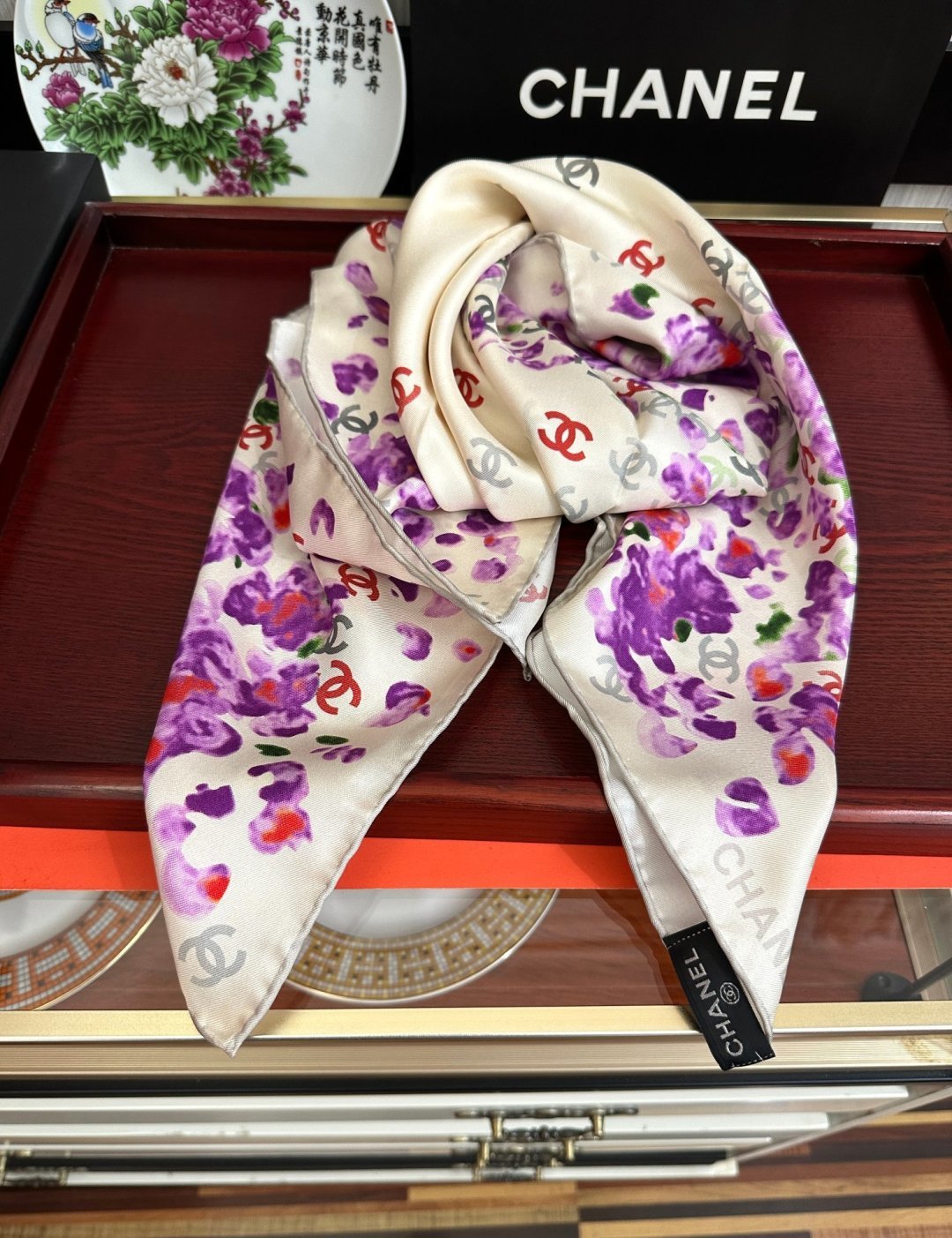 香奈儿 2026【CC花卉】官网同步 薰衣草紫💜其繁花设计和晕染手法展现了典雅与浪漫的气质[得意]彩色字母的点缀为丝巾增