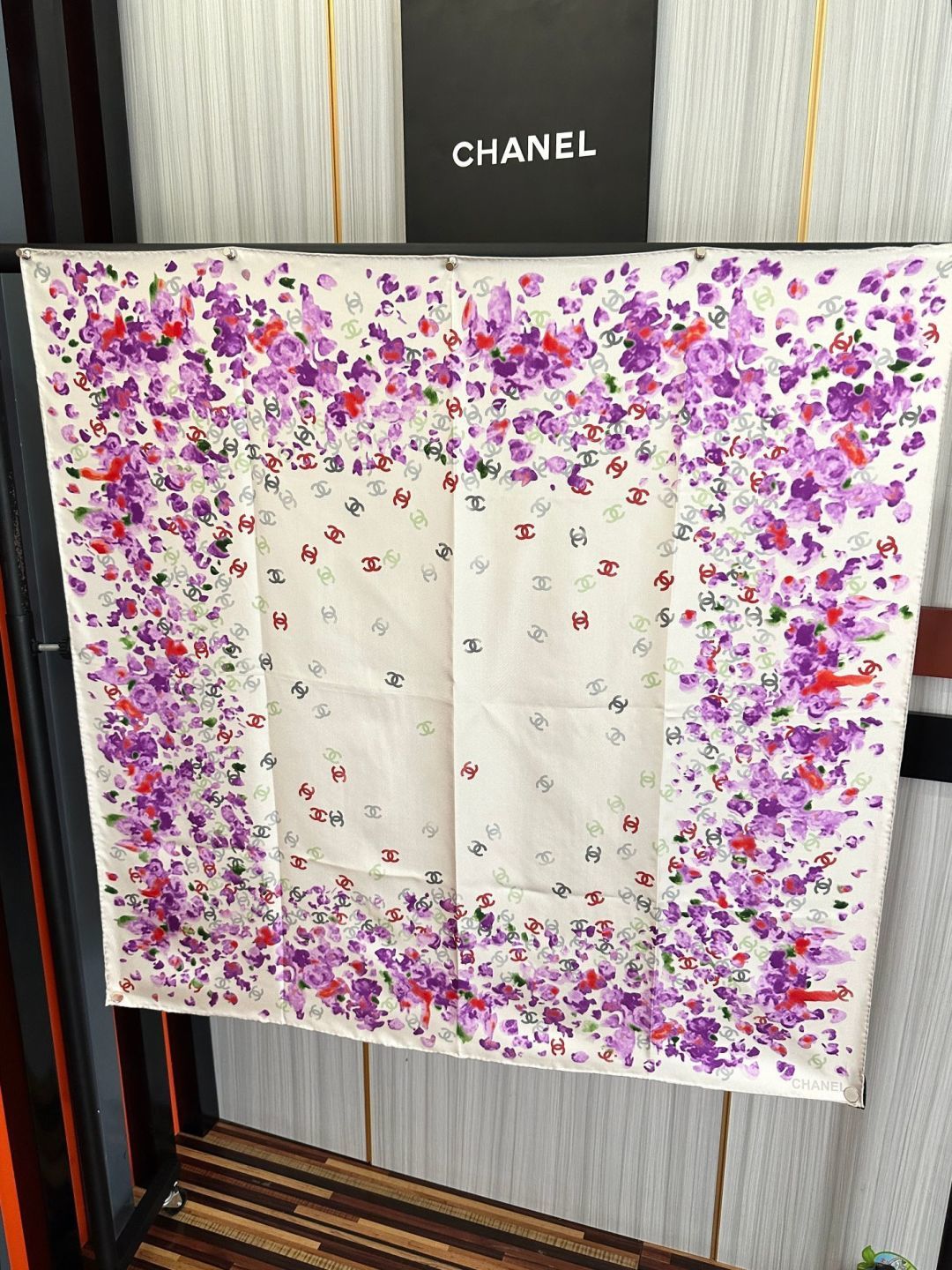 香奈儿 2026【CC花卉】官网同步 薰衣草紫💜其繁花设计和晕染手法展现了典雅与浪漫的气质[得意]彩色字母的点缀为丝巾增