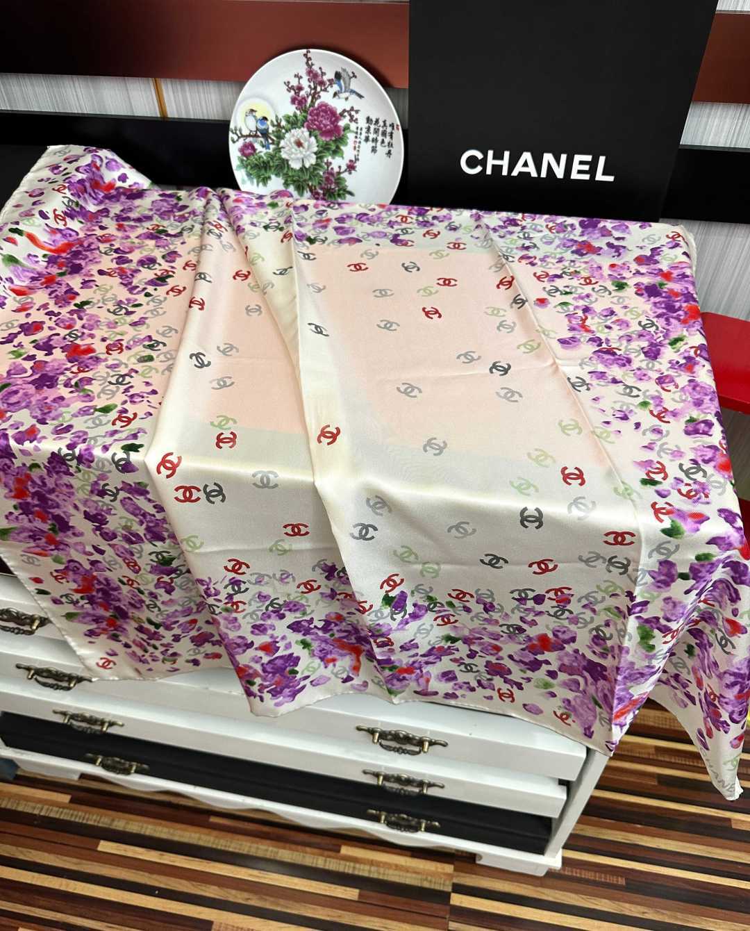 香奈儿 2026【CC花卉】官网同步 薰衣草紫💜其繁花设计和晕染手法展现了典雅与浪漫的气质[得意]彩色字母的点缀为丝巾增