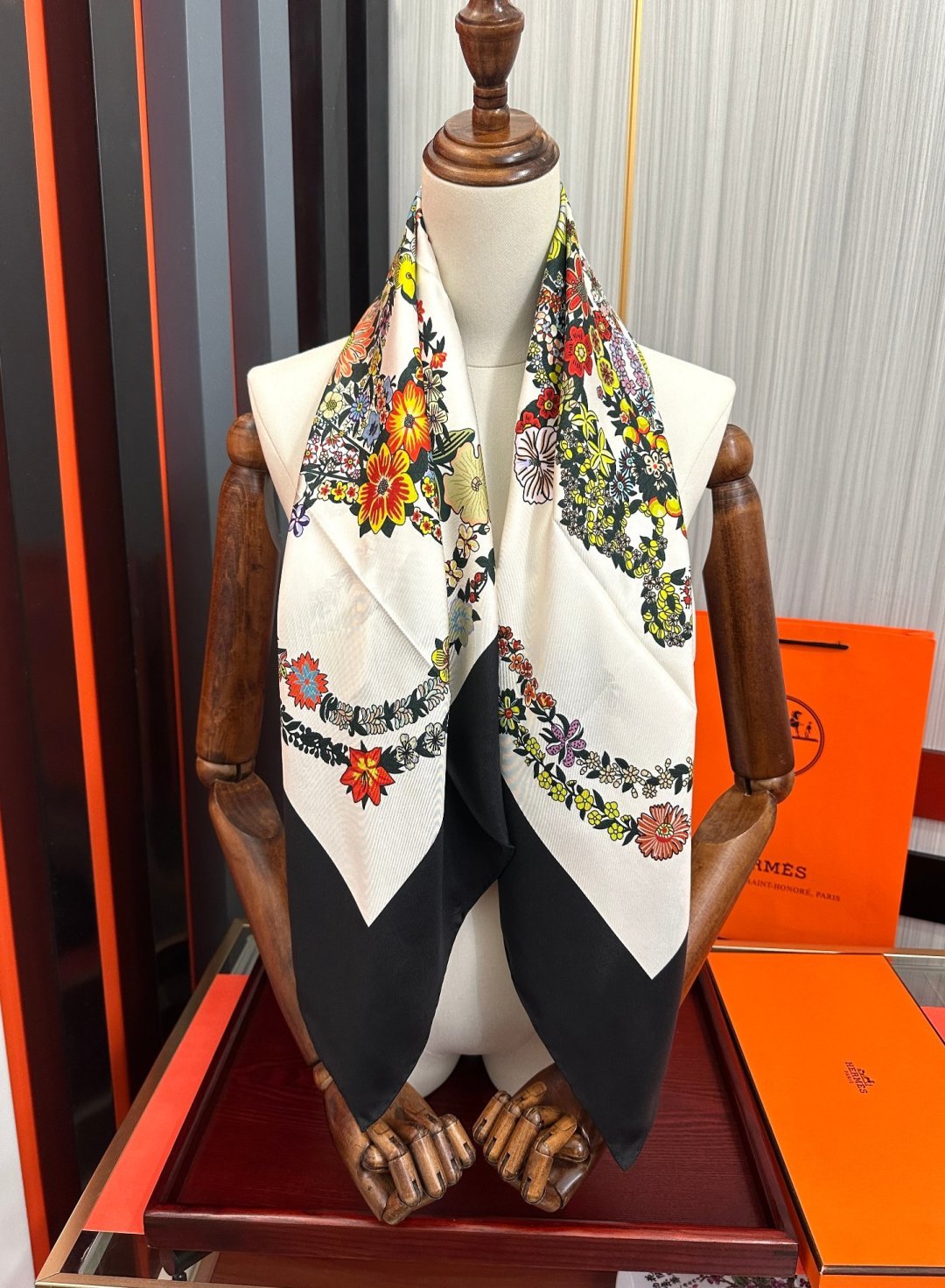 高版本 爱马仕 2026经典单品展现强大而迷人的女性魅力精髓[色]此90方巾推陈出新[太阳]诠释无限的情感和自由，以别样