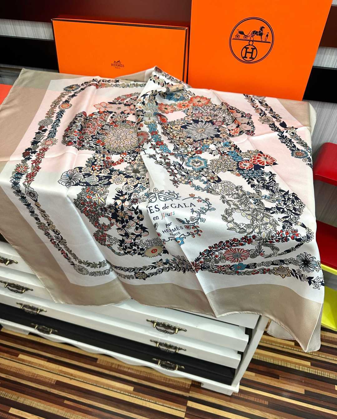 高版本 爱马仕 2026经典单品展现强大而迷人的女性魅力精髓[色]此90方巾推陈出新[太阳]诠释无限的情感和自由，以别样