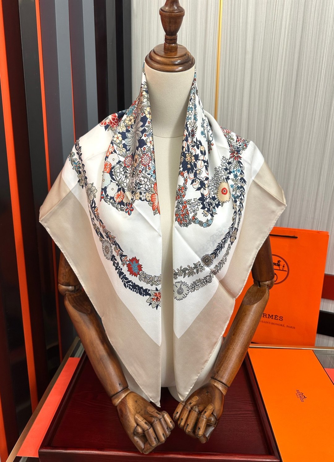 高版本 爱马仕 2026经典单品展现强大而迷人的女性魅力精髓[色]此90方巾推陈出新[太阳]诠释无限的情感和自由，以别样