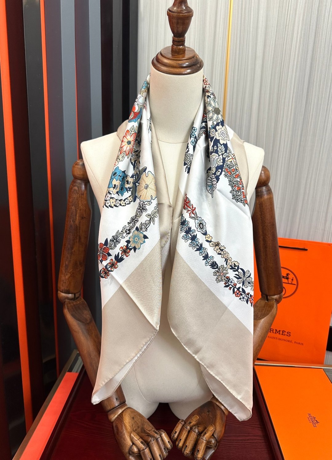 高版本 爱马仕 2026经典单品展现强大而迷人的女性魅力精髓[色]此90方巾推陈出新[太阳]诠释无限的情感和自由，以别样