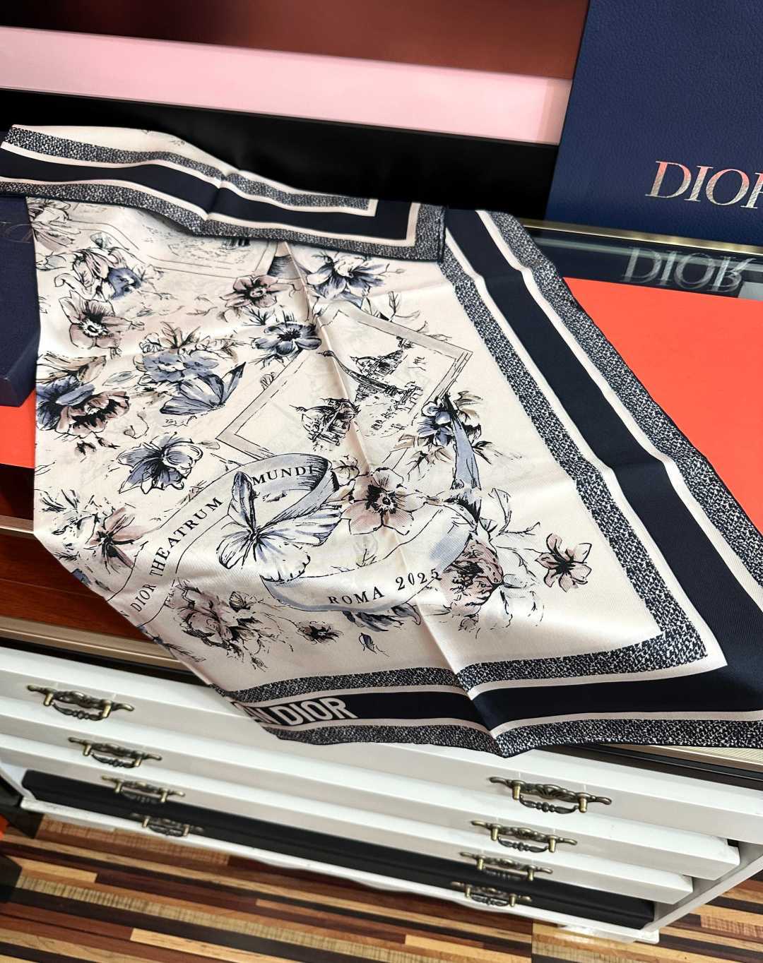 新款 Dior 26最新款官网同步[庆祝]以优雅而诗意的设计全新演绎主题[玫瑰]采用白色和淡粉色桑蚕丝斜纹面料精心制作[