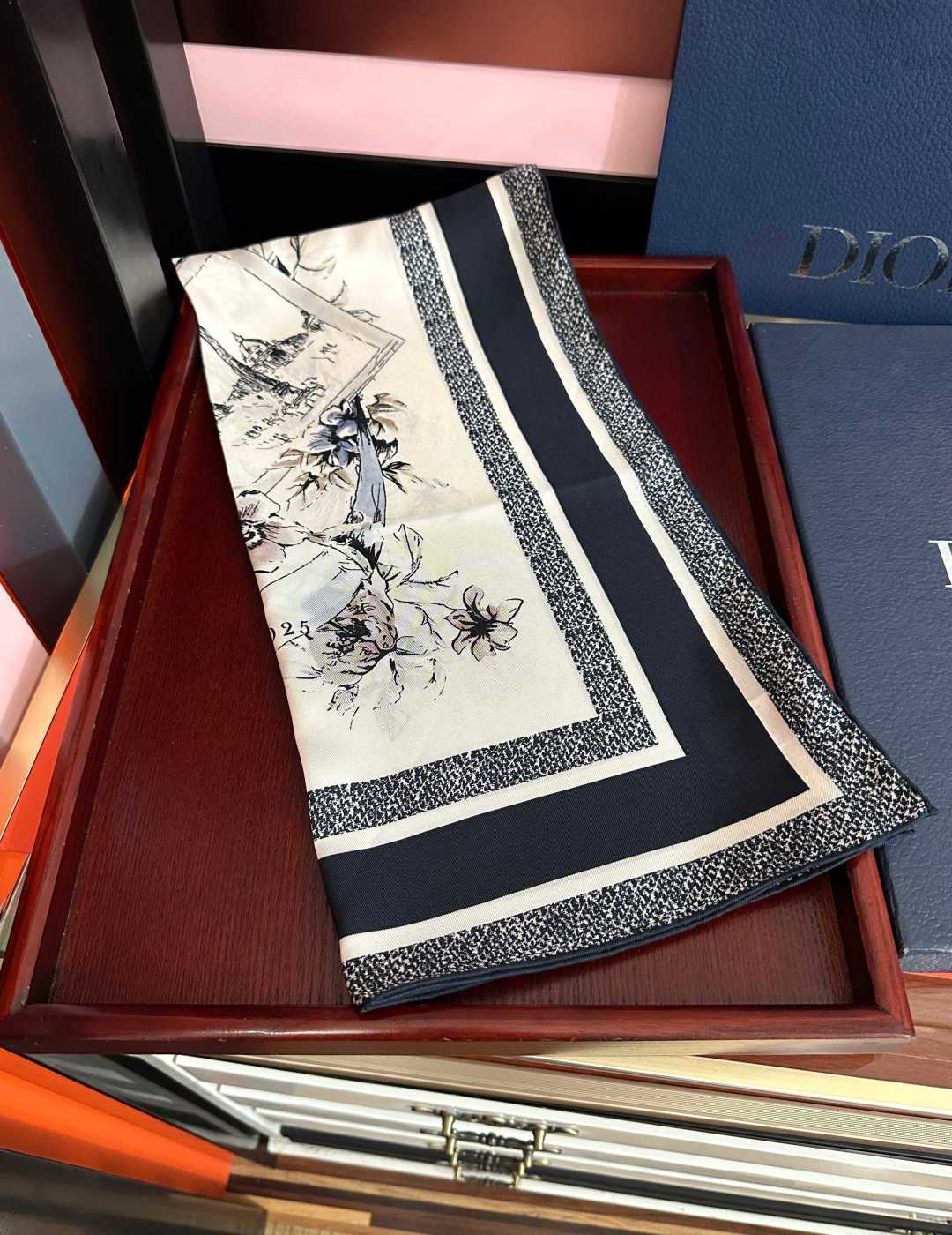 新款 Dior 26最新款官网同步[庆祝]以优雅而诗意的设计全新演绎主题[玫瑰]采用白色和淡粉色桑蚕丝斜纹面料精心制作[