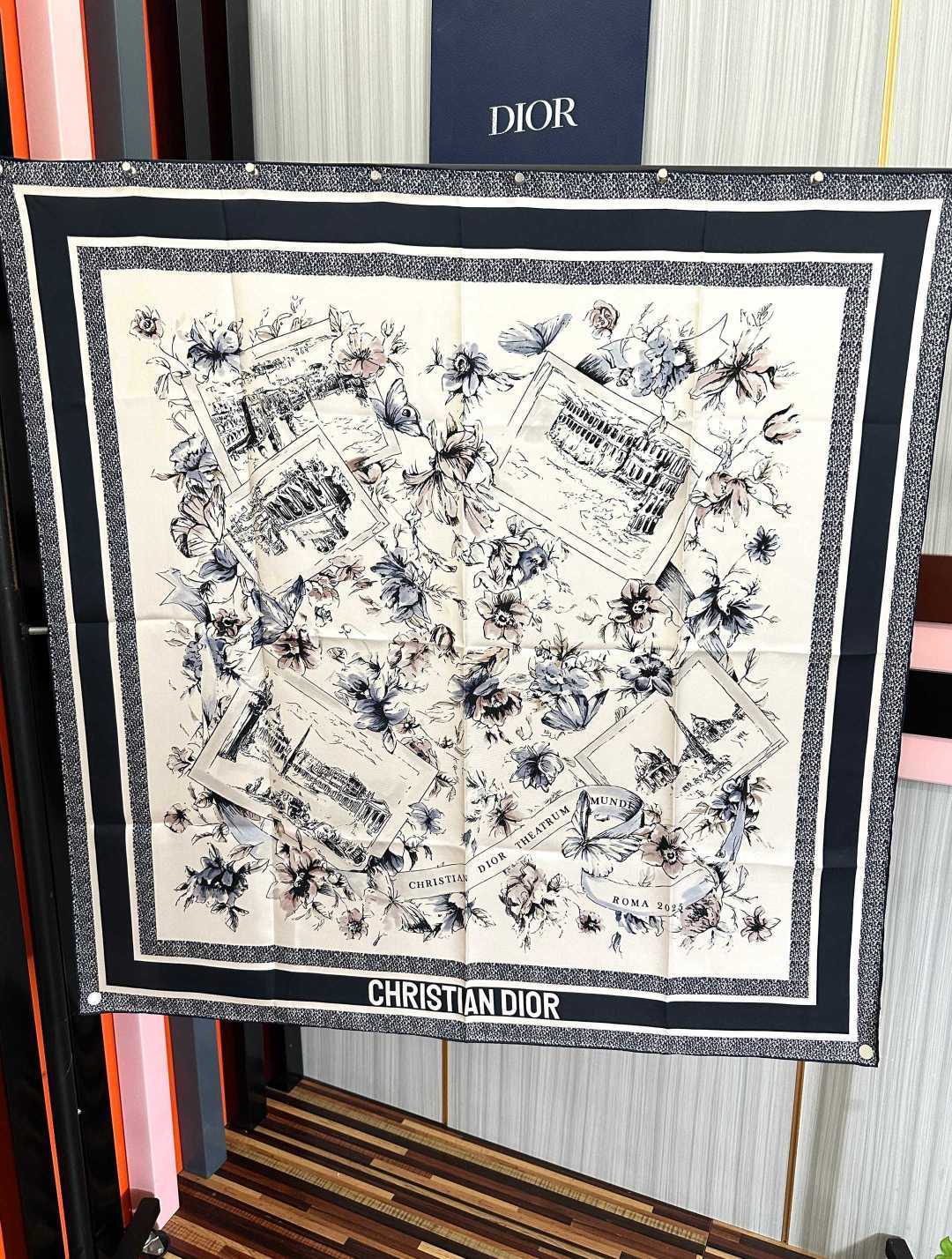 新款 Dior 26最新款官网同步[庆祝]以优雅而诗意的设计全新演绎主题[玫瑰]采用白色和淡粉色桑蚕丝斜纹面料精心制作[