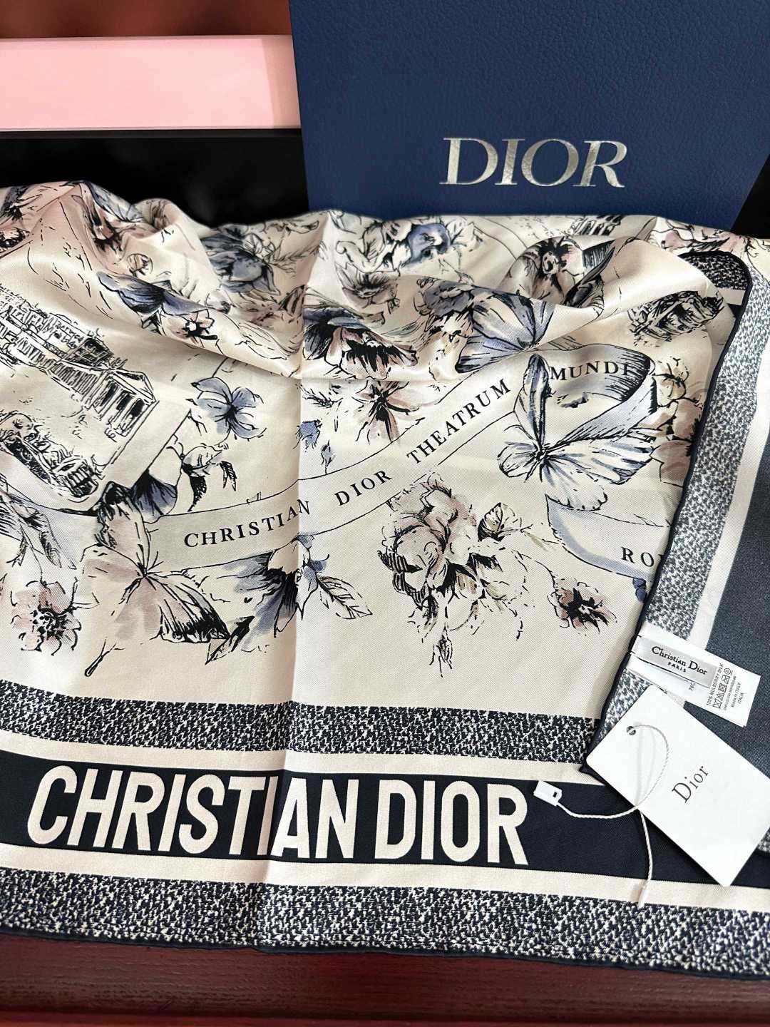 新款 Dior 26最新款官网同步[庆祝]以优雅而诗意的设计全新演绎主题[玫瑰]采用白色和淡粉色桑蚕丝斜纹面料精心制作[