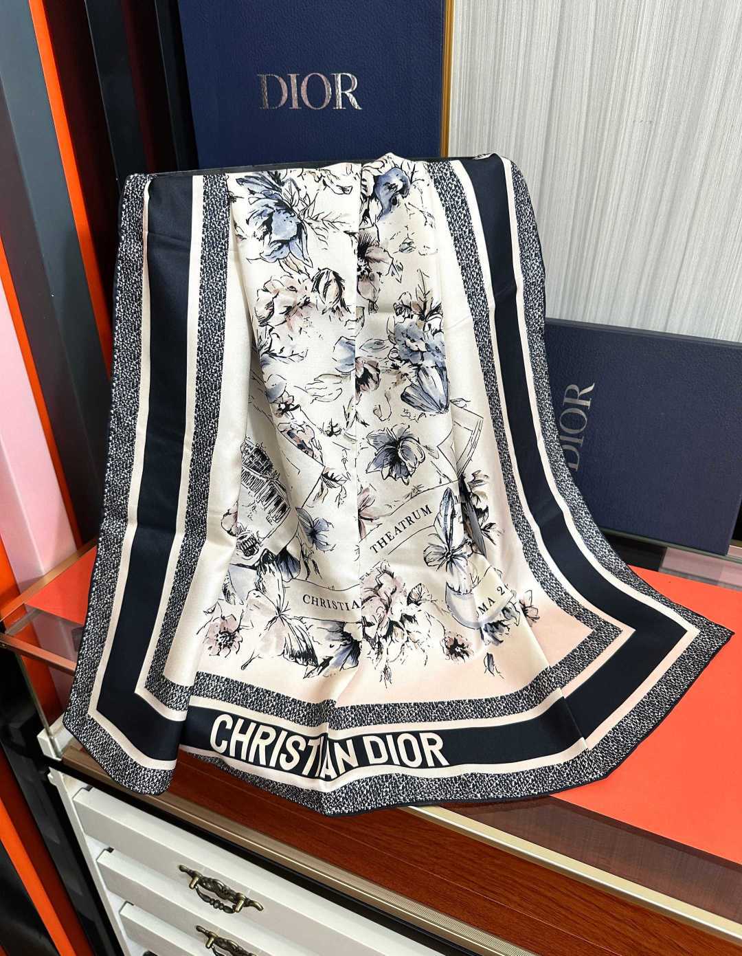新款 Dior 26最新款官网同步[庆祝]以优雅而诗意的设计全新演绎主题[玫瑰]采用白色和淡粉色桑蚕丝斜纹面料精心制作[