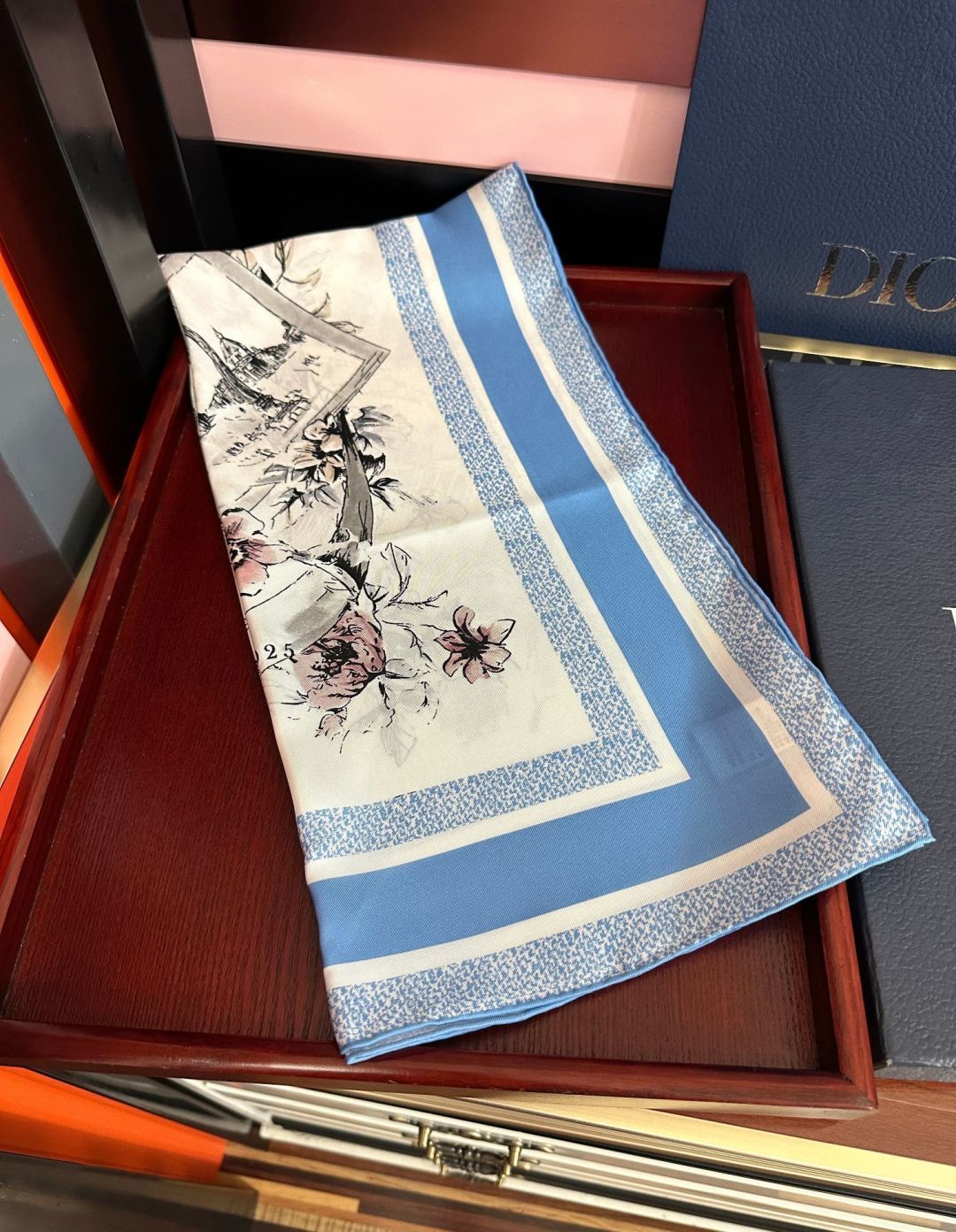 新款 Dior 26最新款官网同步[庆祝]以优雅而诗意的设计全新演绎主题[玫瑰]采用白色和淡粉色桑蚕丝斜纹面料精心制作[
