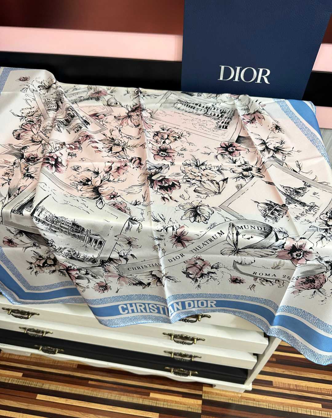 新款 Dior 26最新款官网同步[庆祝]以优雅而诗意的设计全新演绎主题[玫瑰]采用白色和淡粉色桑蚕丝斜纹面料精心制作[