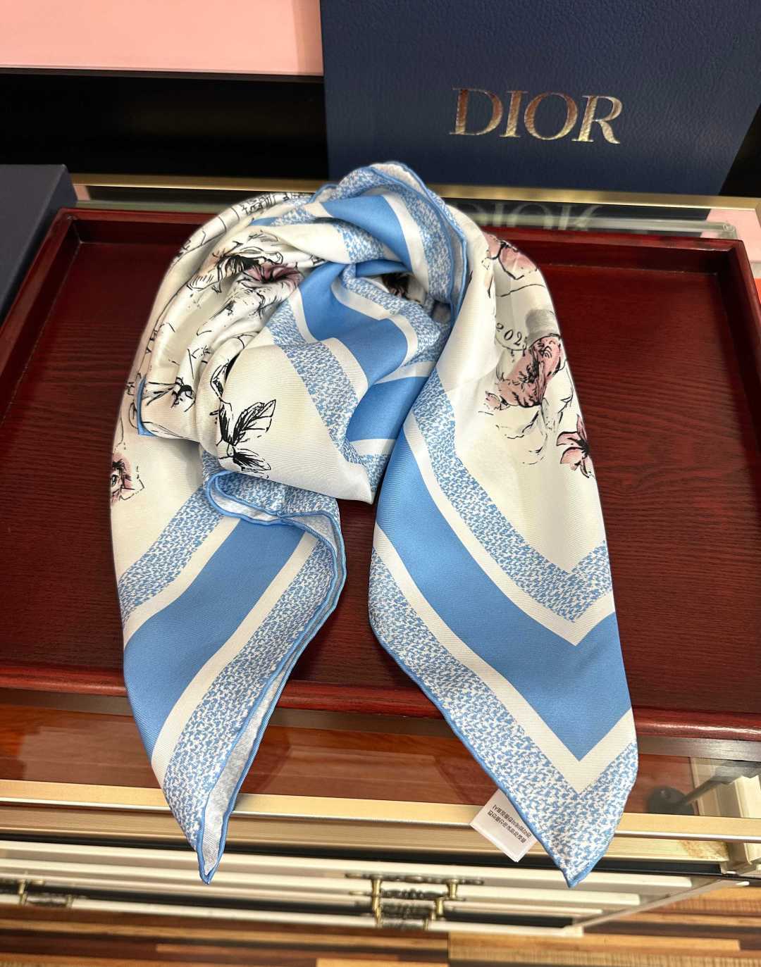 新款 Dior 26最新款官网同步[庆祝]以优雅而诗意的设计全新演绎主题[玫瑰]采用白色和淡粉色桑蚕丝斜纹面料精心制作[