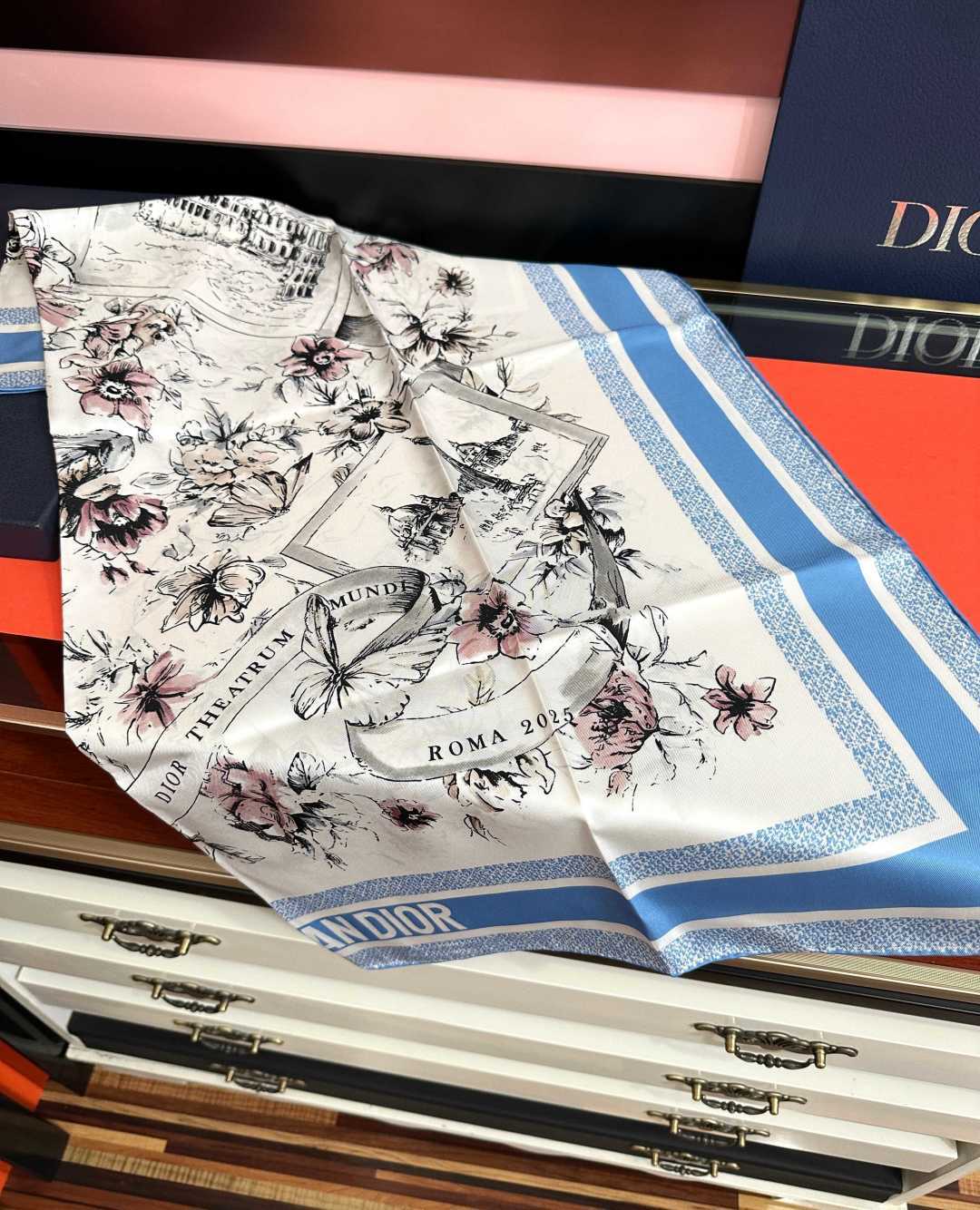 新款 Dior 26最新款官网同步[庆祝]以优雅而诗意的设计全新演绎主题[玫瑰]采用白色和淡粉色桑蚕丝斜纹面料精心制作[