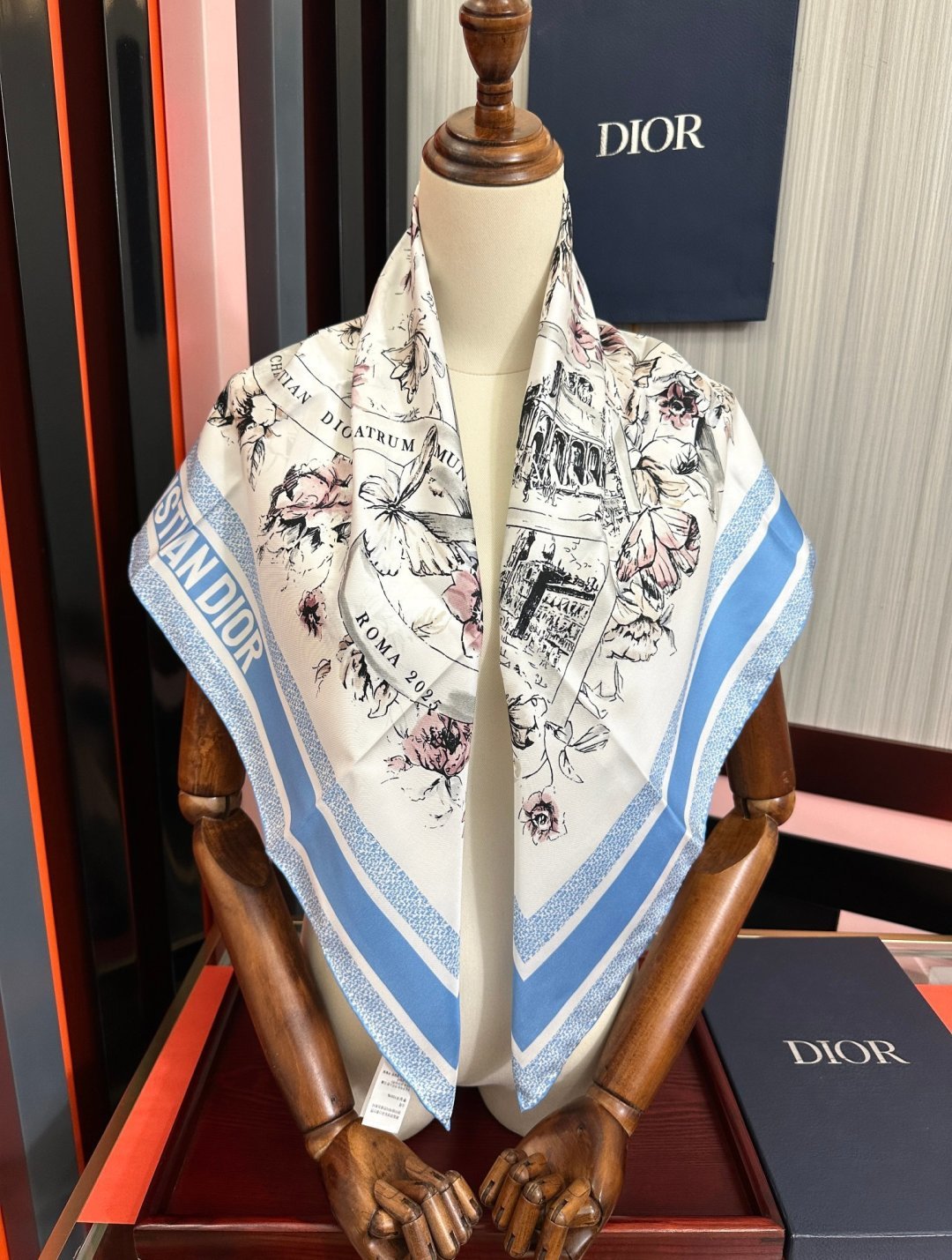 新款 Dior 26最新款官网同步[庆祝]以优雅而诗意的设计全新演绎主题[玫瑰]采用白色和淡粉色桑蚕丝斜纹面料精心制作[