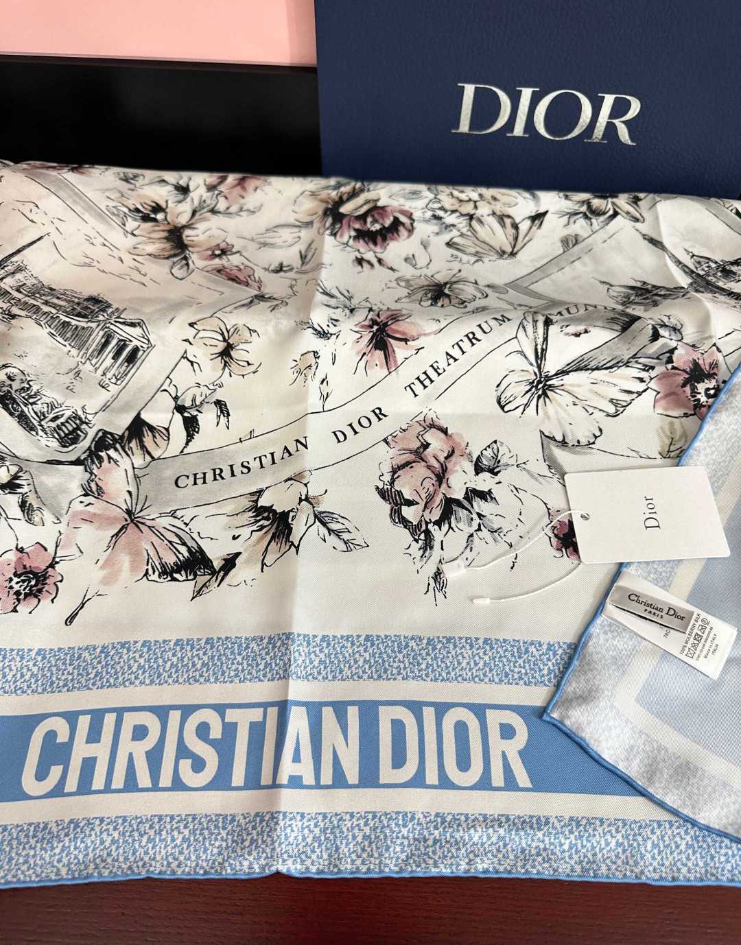 新款 Dior 26最新款官网同步[庆祝]以优雅而诗意的设计全新演绎主题[玫瑰]采用白色和淡粉色桑蚕丝斜纹面料精心制作[