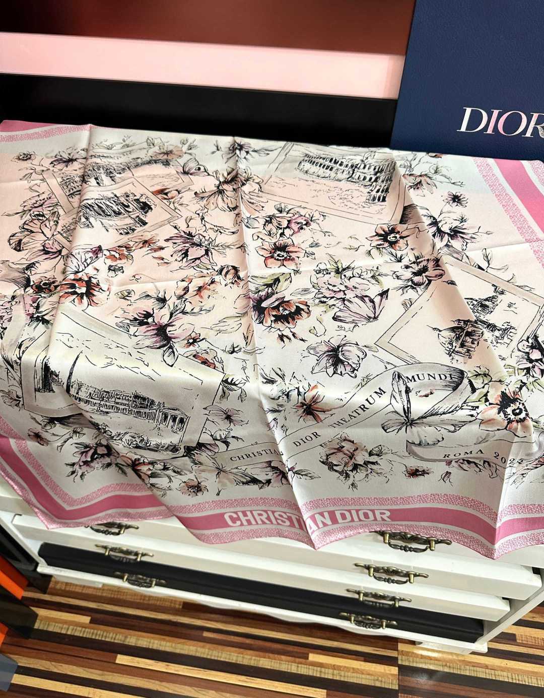 新款 Dior 26最新款官网同步[庆祝]以优雅而诗意的设计全新演绎主题[玫瑰]采用白色和淡粉色桑蚕丝斜纹面料精心制作[
