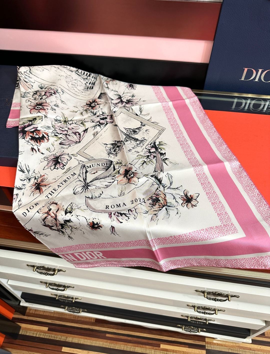 新款 Dior 26最新款官网同步[庆祝]以优雅而诗意的设计全新演绎主题[玫瑰]采用白色和淡粉色桑蚕丝斜纹面料精心制作[