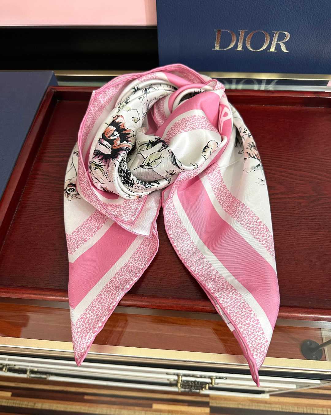 新款 Dior 26最新款官网同步[庆祝]以优雅而诗意的设计全新演绎主题[玫瑰]采用白色和淡粉色桑蚕丝斜纹面料精心制作[
