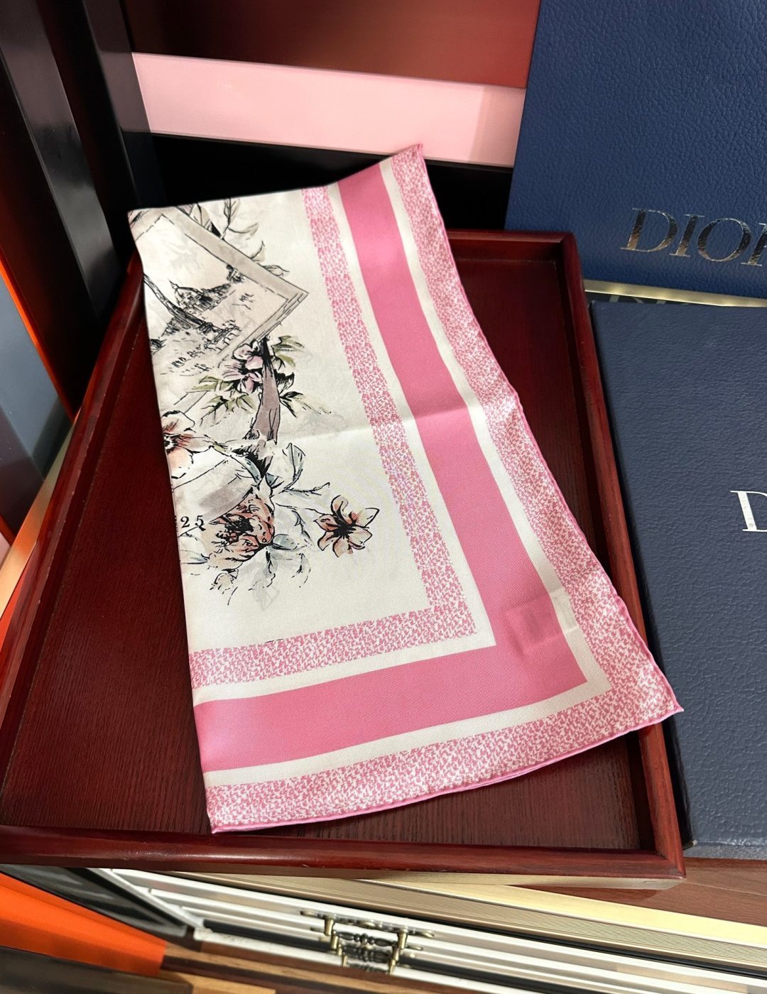 新款 Dior 26最新款官网同步[庆祝]以优雅而诗意的设计全新演绎主题[玫瑰]采用白色和淡粉色桑蚕丝斜纹面料精心制作[