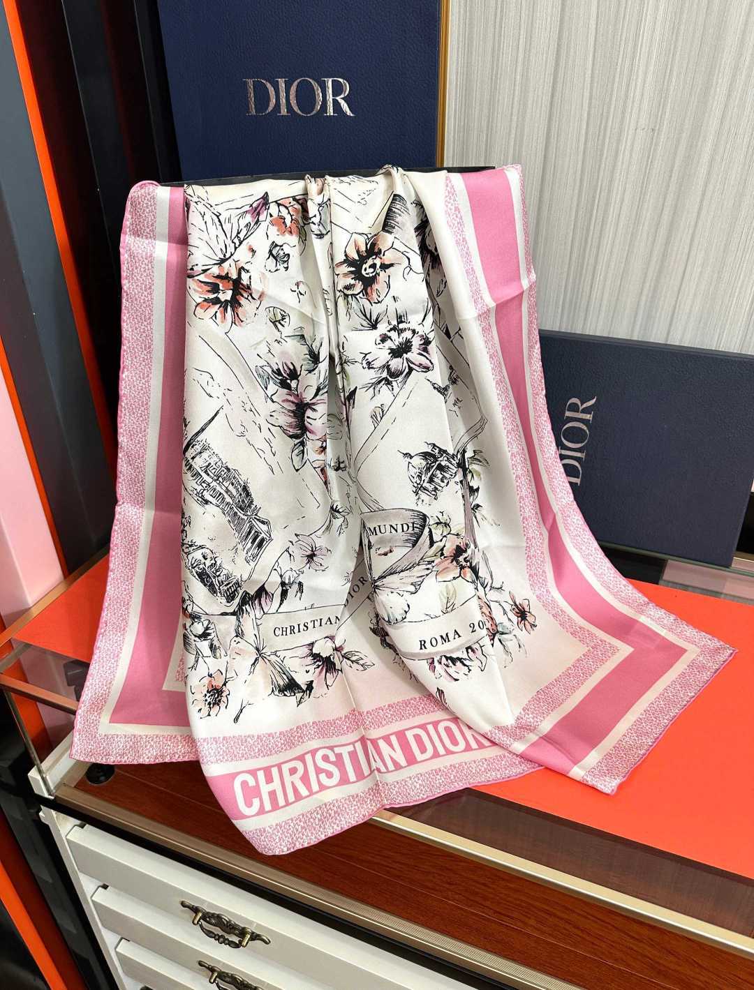 新款 Dior 26最新款官网同步[庆祝]以优雅而诗意的设计全新演绎主题[玫瑰]采用白色和淡粉色桑蚕丝斜纹面料精心制作[