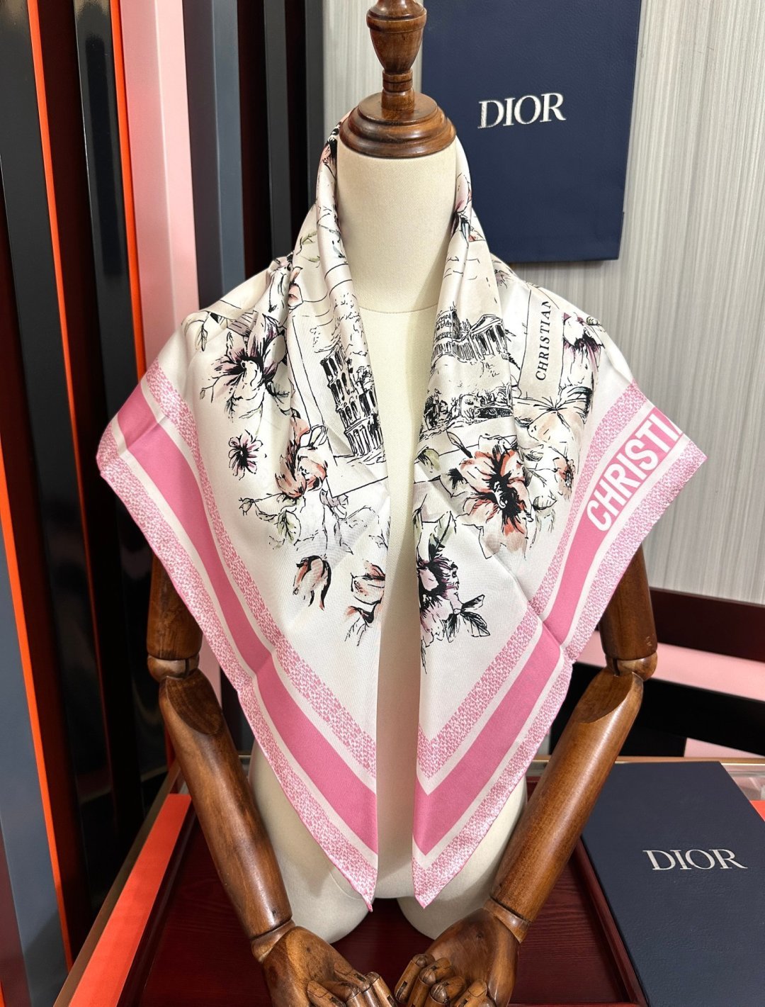 新款 Dior 26最新款官网同步[庆祝]以优雅而诗意的设计全新演绎主题[玫瑰]采用白色和淡粉色桑蚕丝斜纹面料精心制作[