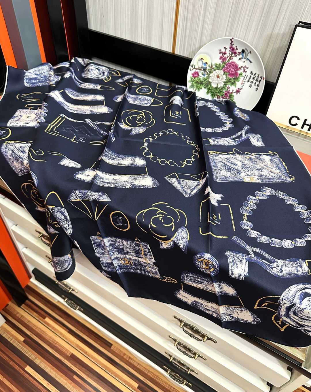 🔥新品 小香🌟太美了[庆祝]四季都可以用‼️真心美的让人非常非常心动 上身效果简直美翻了 品质非常完美👍‼️ 整个围巾给