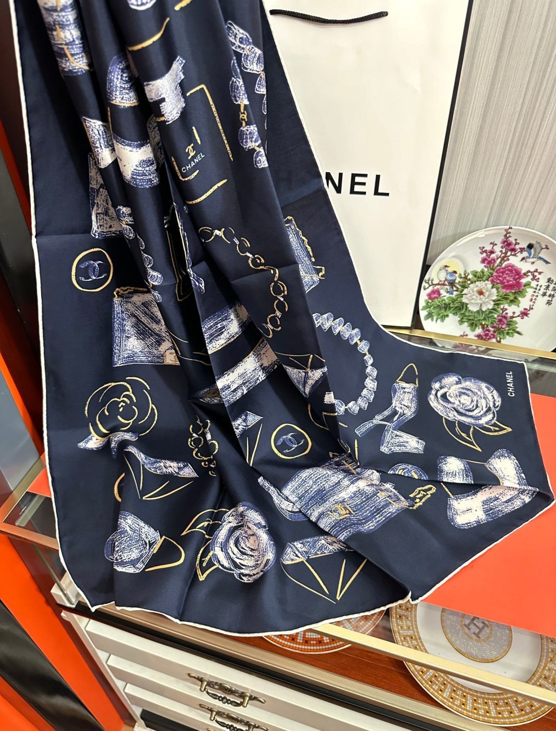🔥新品 小香🌟太美了[庆祝]四季都可以用‼️真心美的让人非常非常心动 上身效果简直美翻了 品质非常完美👍‼️ 整个围巾给
