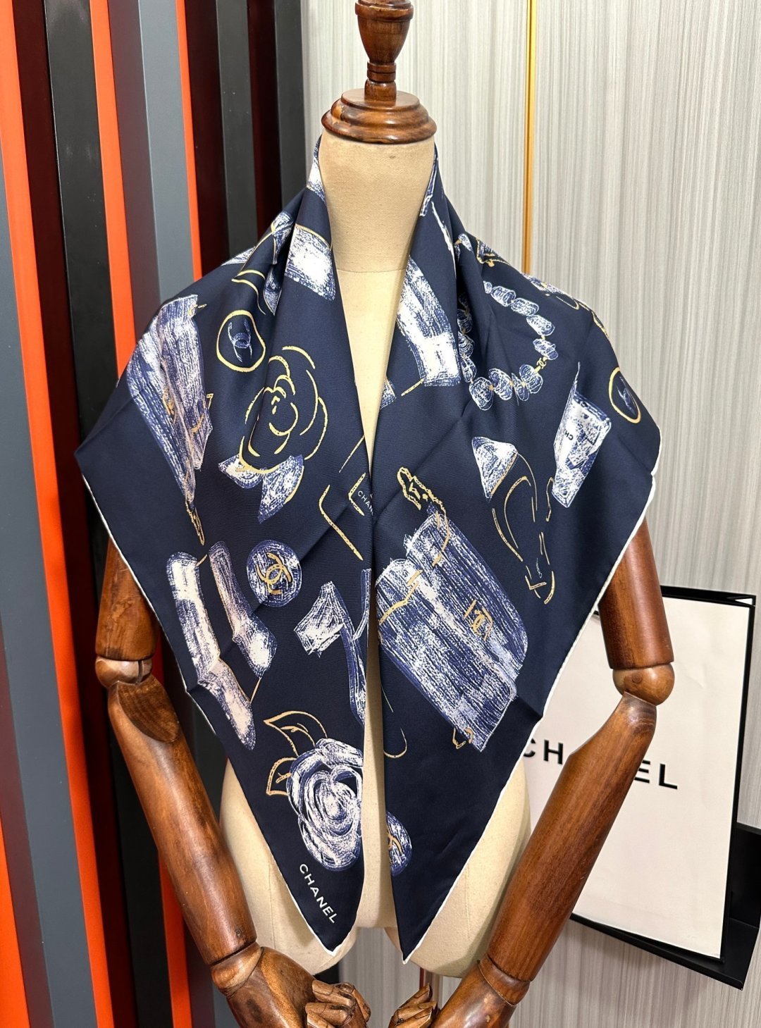 🔥新品 小香🌟太美了[庆祝]四季都可以用‼️真心美的让人非常非常心动 上身效果简直美翻了 品质非常完美👍‼️ 整个围巾给