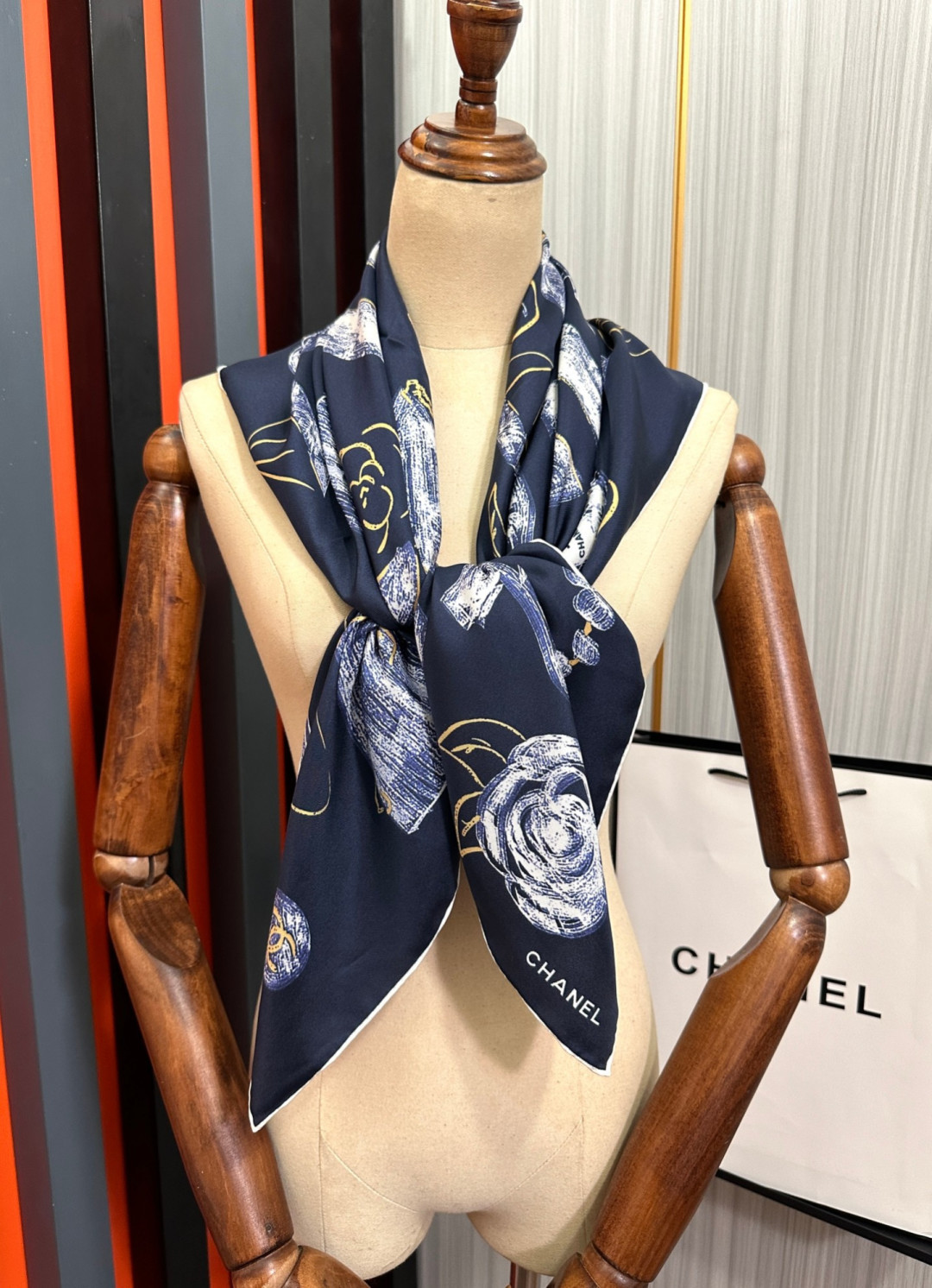 🔥新品 小香🌟太美了[庆祝]四季都可以用‼️真心美的让人非常非常心动 上身效果简直美翻了 品质非常完美👍‼️ 整个围巾给