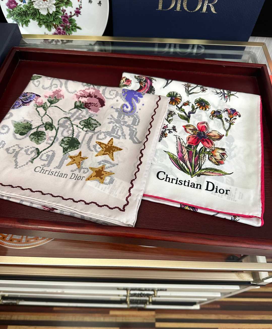 🔥高版本Dior【复古十字绣】这款方巾饰以 Christian 1947 印花[嘴唇]点缀以充满诗情画意的 设计符号和 