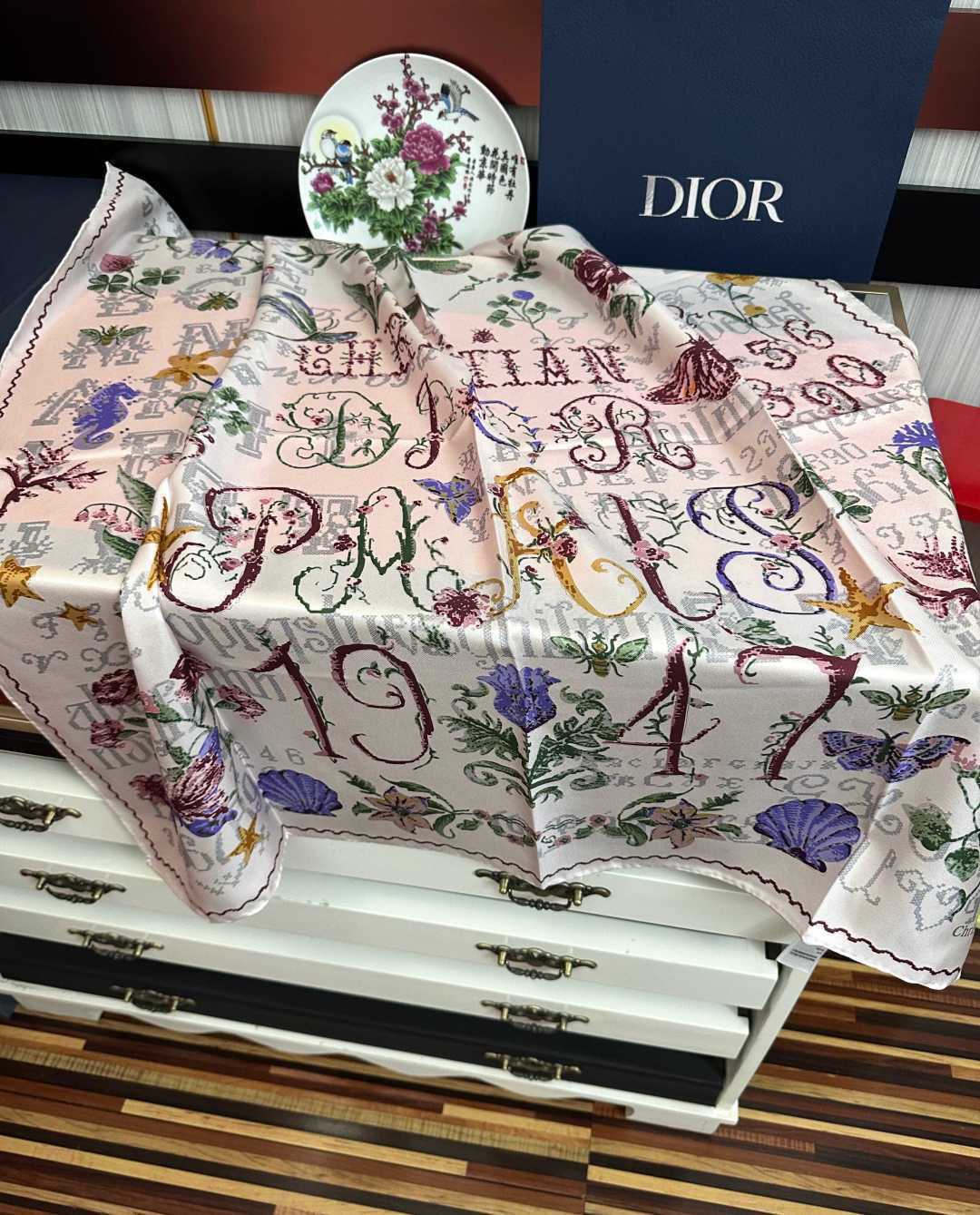 🔥高版本Dior【复古十字绣】这款方巾饰以 Christian 1947 印花[嘴唇]点缀以充满诗情画意的 设计符号和 