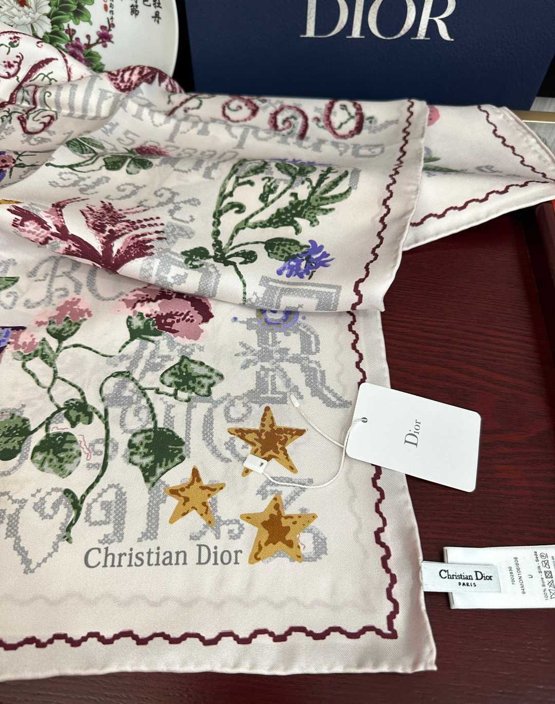 🔥高版本Dior【复古十字绣】这款方巾饰以 Christian 1947 印花[嘴唇]点缀以充满诗情画意的 设计符号和 