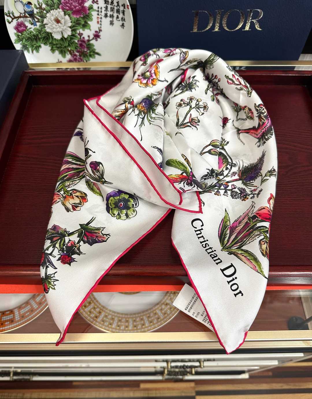 🔥上新Dior 最新款官网同步Camo PaPillon 图案印花[庆祝]以优雅而诗意的设计全新演绎蝴蝶主题[玫瑰]采用
