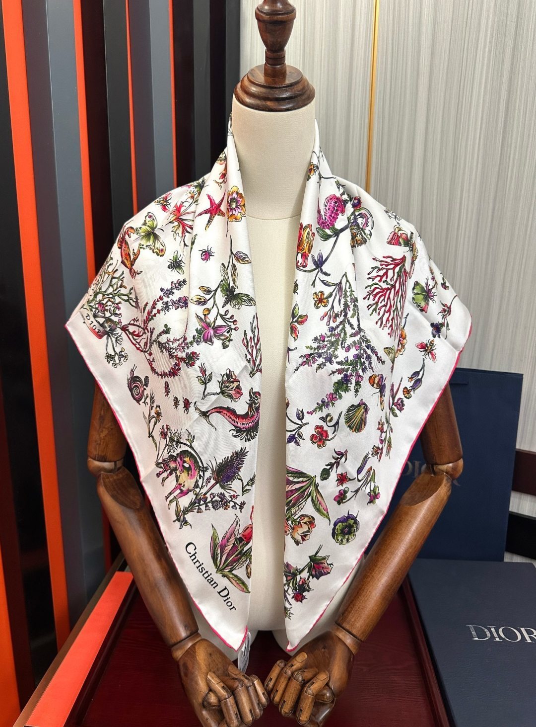 🔥上新Dior 最新款官网同步Camo PaPillon 图案印花[庆祝]以优雅而诗意的设计全新演绎蝴蝶主题[玫瑰]采用