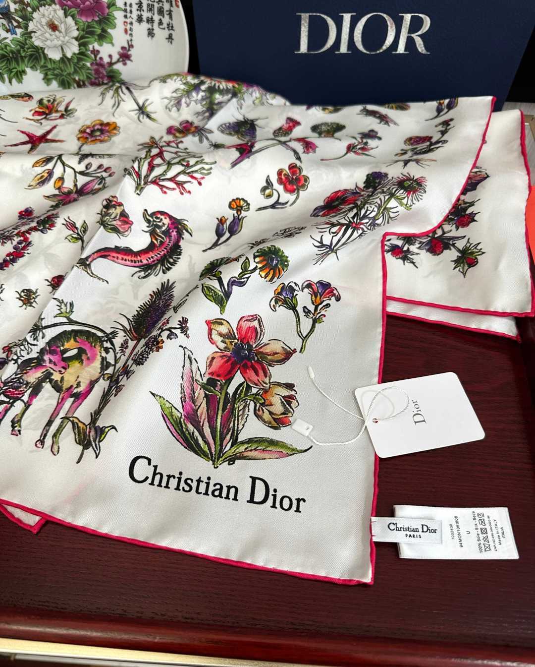 🔥上新Dior 最新款官网同步Camo PaPillon 图案印花[庆祝]以优雅而诗意的设计全新演绎蝴蝶主题[玫瑰]采用