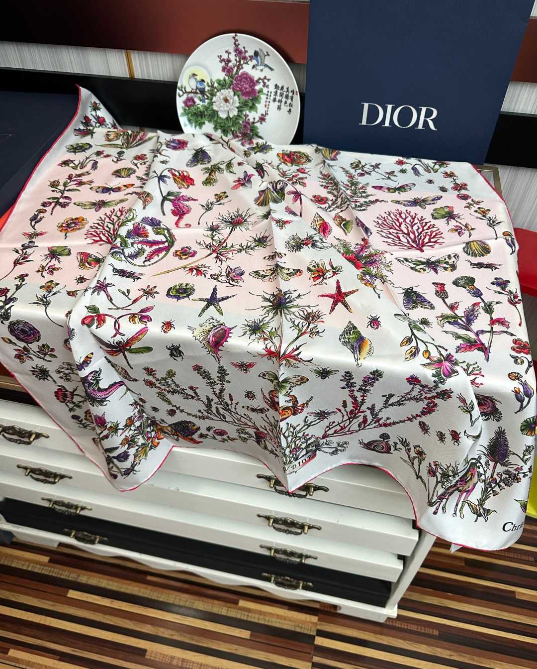 🔥上新Dior 最新款官网同步Camo PaPillon 图案印花[庆祝]以优雅而诗意的设计全新演绎蝴蝶主题[玫瑰]采用