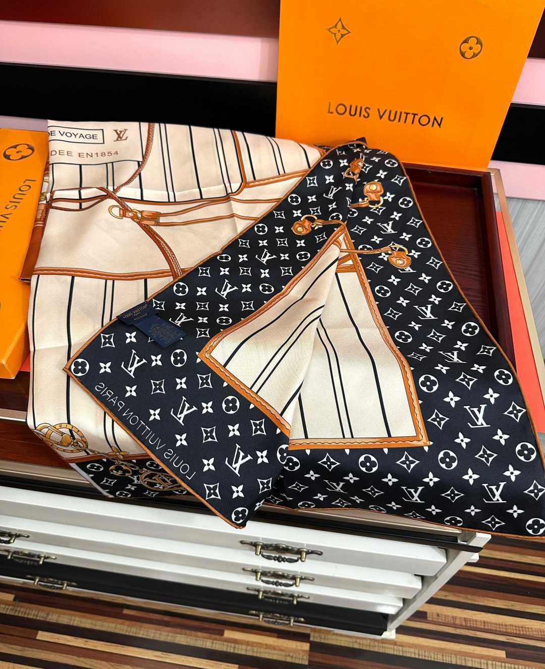 新款🔥LV gw同步【18mm双面同色顶级真丝】[庆祝]“L家”90典藏方巾通过别致的经典色彩向原创设计致敬[太阳]作品